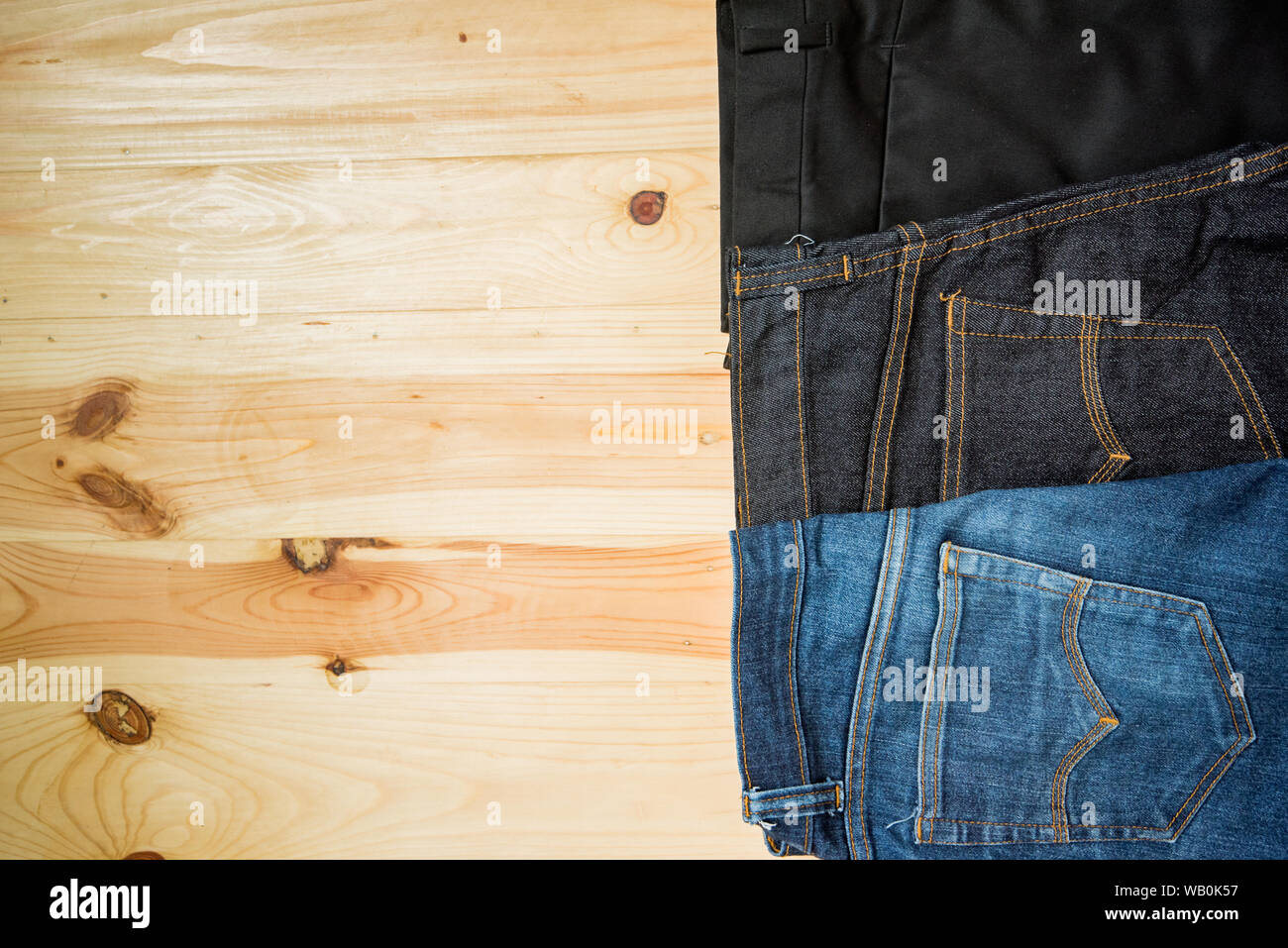 Uomo abiti casual accessori moda tavolo in legno, jeans Foto Stock