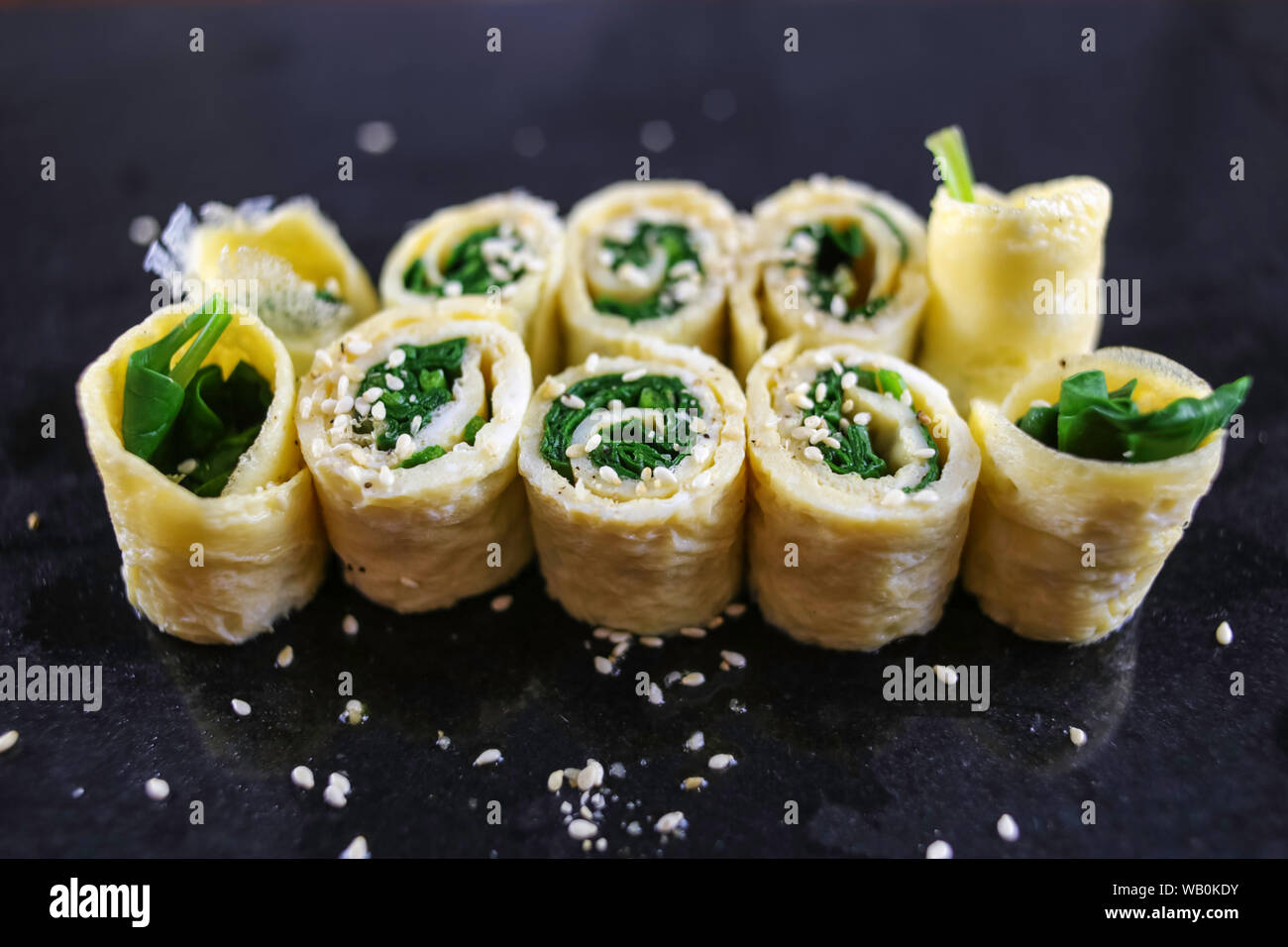 Giapponese uovo spinaci rotoli Foto Stock