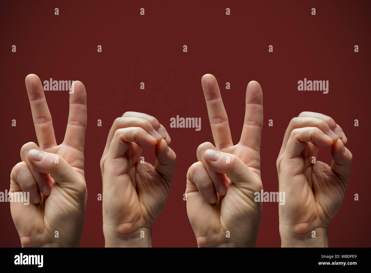 Nuovo anno 2020 in lingua dei segni scuri su sfondo rosso Foto Stock