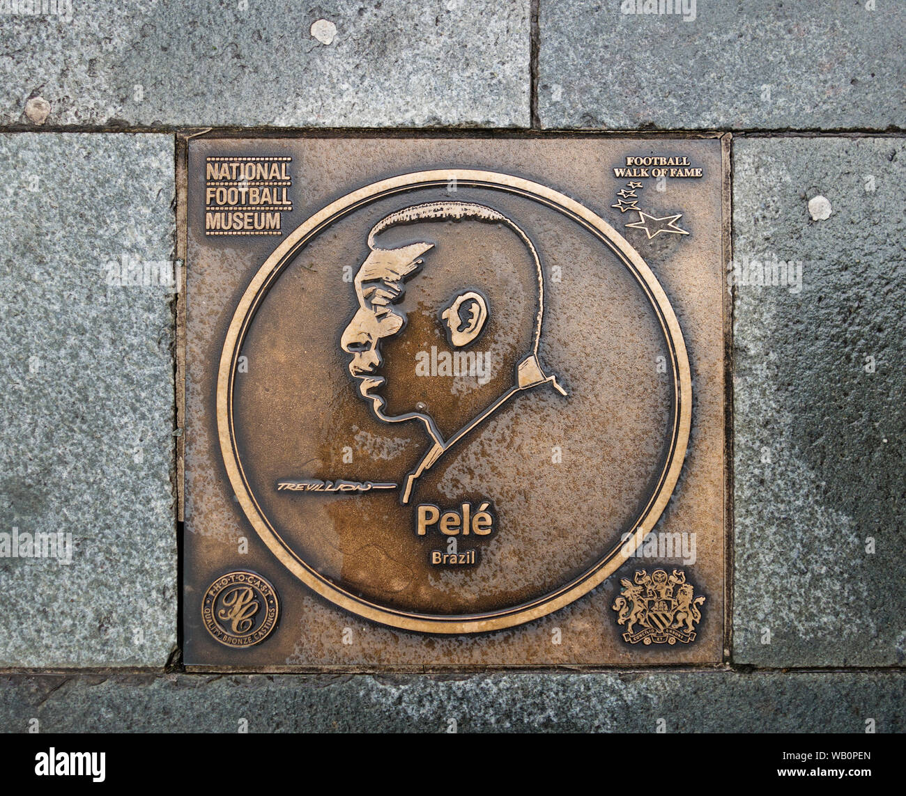 Targa di bronzo del calciatore brasiliano Pelé sul calcio walk of fame presso il museo nazionale del calcio in Manchester Inghilterra England Regno Unito Foto Stock