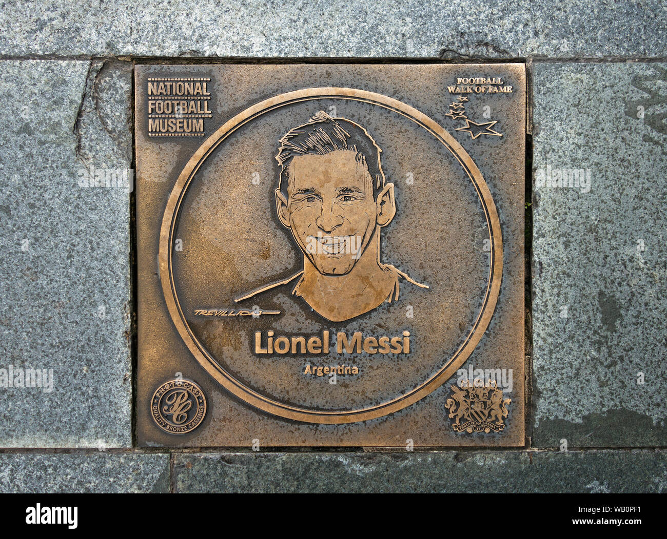 Targa di bronzo di calcio argentina lionel messi sul calcio walk of fame presso il museo nazionale del calcio in Manchester Inghilterra England Regno Unito Foto Stock
