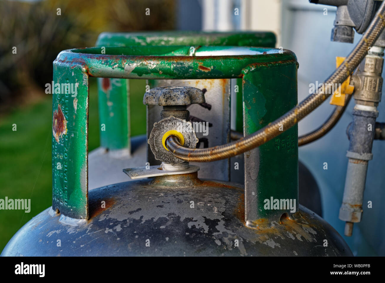 Metallo serbatoio di gas i collegamenti e i tubi flessibili Foto Stock