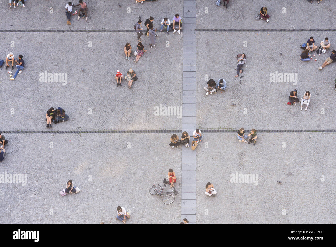 Vista aerea di persone - vista superiore di persone dal Centro Pompidou a Parigi, in Francia, in Europa. Foto Stock