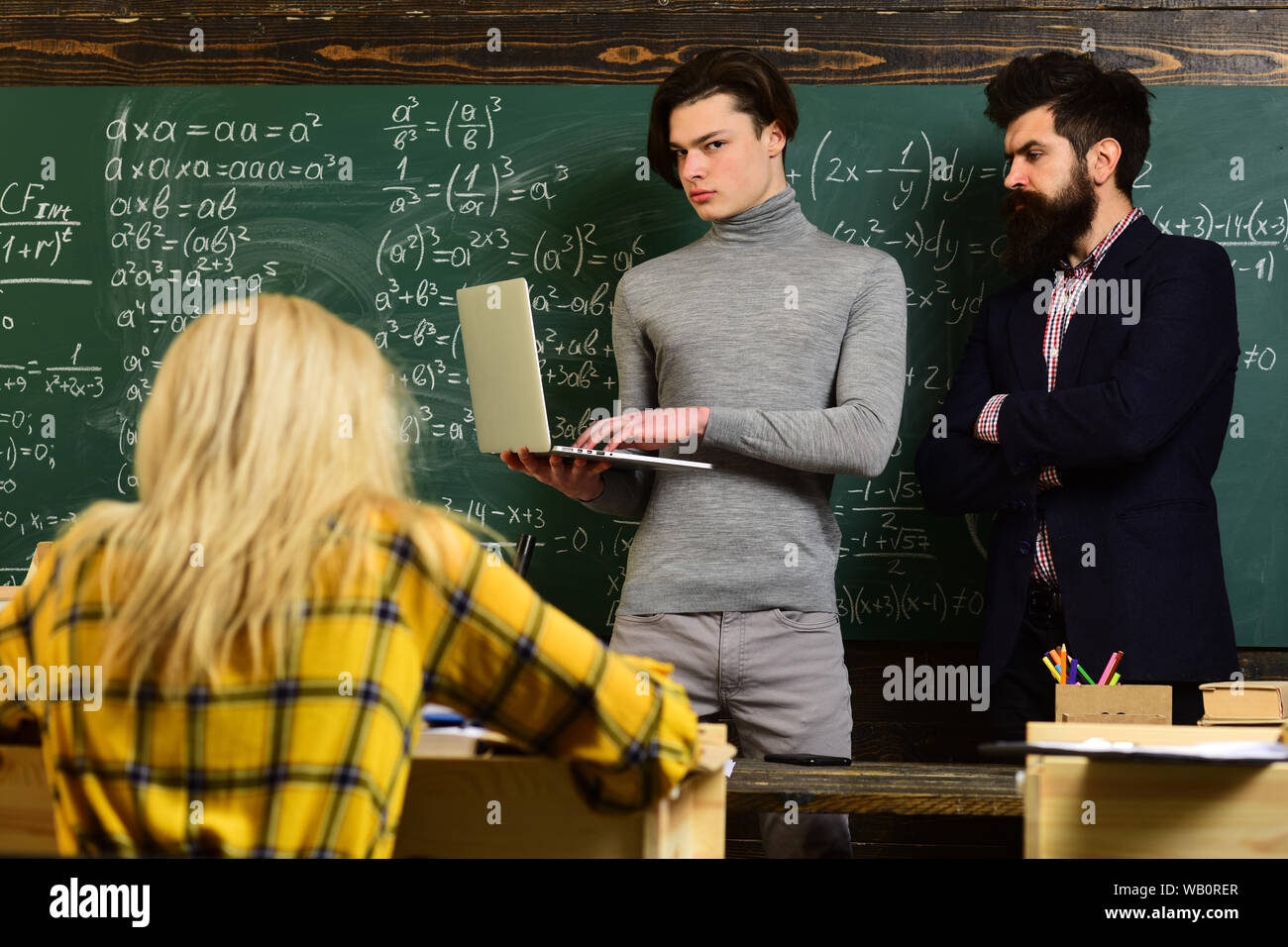 Università studiando gli amici lo studio e la lettura di un libro in aula. Gli insegnanti reputazione è oro. Gli studenti a costruire rapporti positivi con i loro t Foto Stock