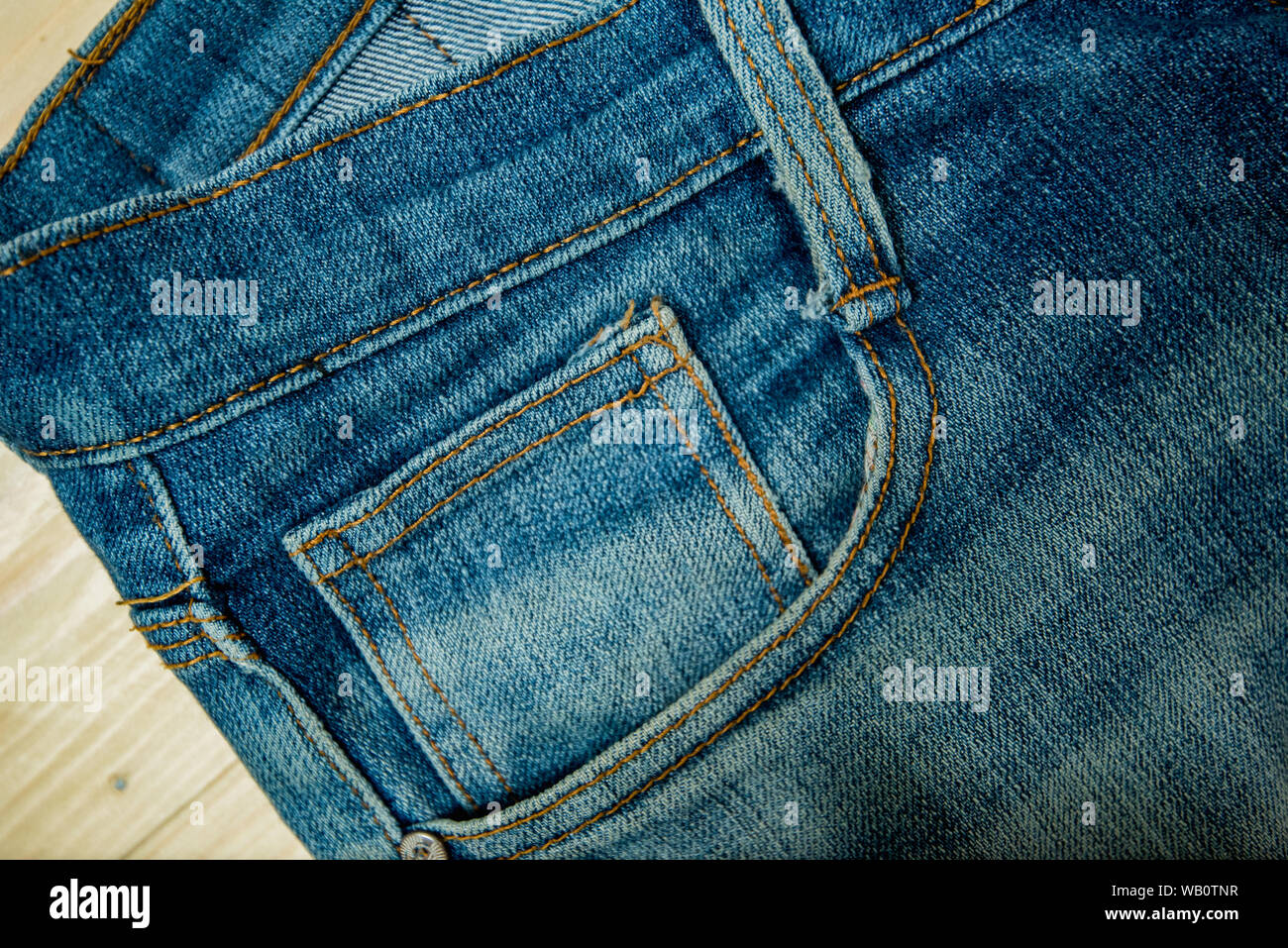 Uomo abiti casual accessori moda tavolo in legno, jeans Foto Stock