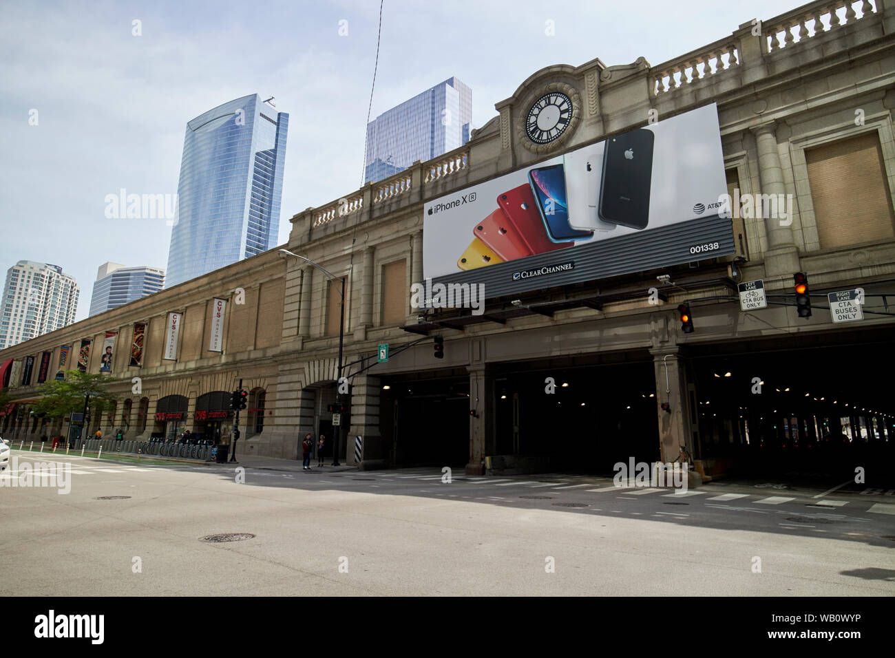 Sezione in alzata del ogilvie centro per il trasporto over Washington Boulevard con il vecchio orologio di chicago, illinois, Stati Uniti d'America Foto Stock