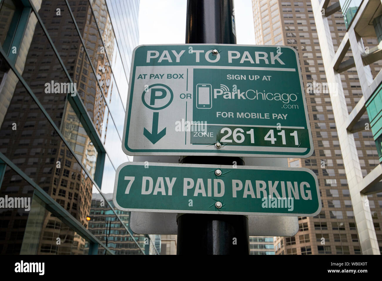 Pagare per parcheggiare i segni tra cui mobile pay informazioni versato onstreet parcheggio centro di chicago, illinois, Stati Uniti d'America Foto Stock