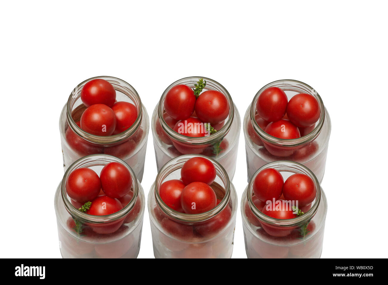 6 vasetti di prodotti freschi pomodori rossi pronto per il decapaggio o inscatolare su uno sfondo bianco sono in 2 righe Foto Stock