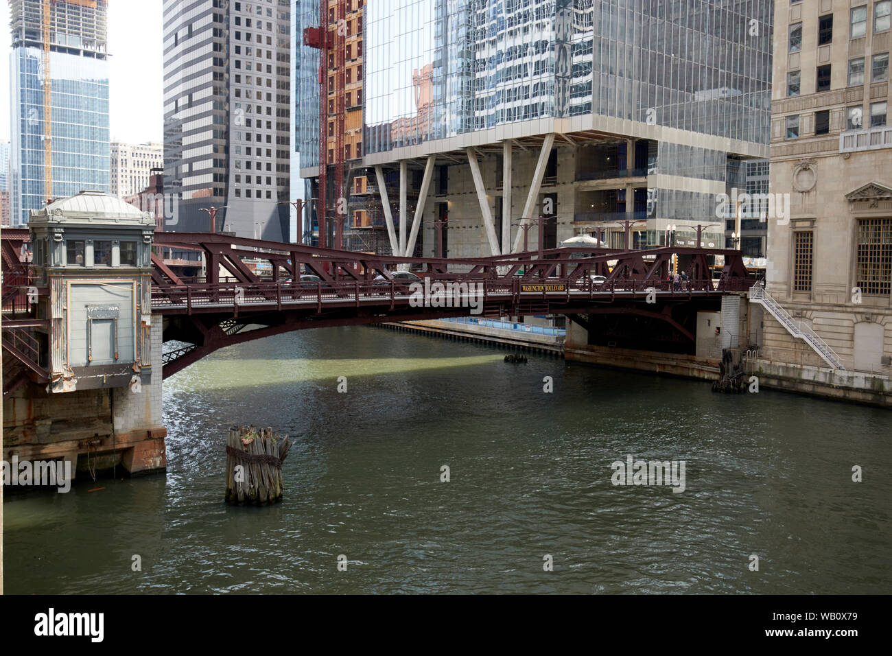 Washington Boulevard a bilico ponte sul fiume di Chicago Chicago in Illinois negli Stati Uniti d'America Foto Stock