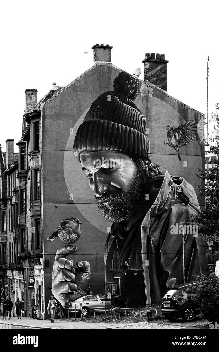 Glasgow, Scotland, Regno Unito - 22 Giugno 2019: il famoso Glasgow High Street murale di un uomo con un Robin sul suo dito del noto artista Sam Bates (sorrisetto) Foto Stock
