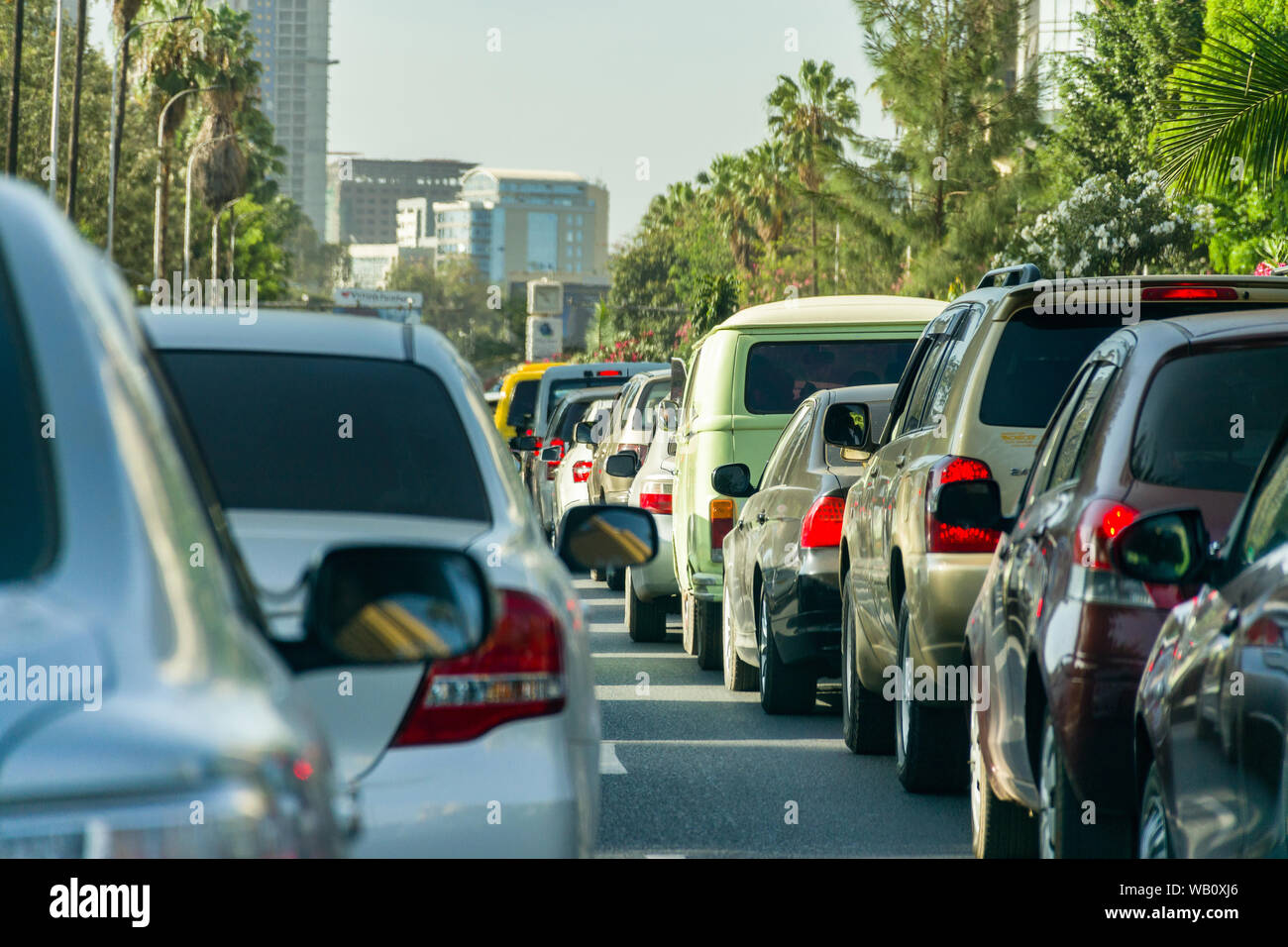 Veicoli fermi in condizioni di traffico intenso su Uhuru Highway, Nairobi, Kenia Foto Stock