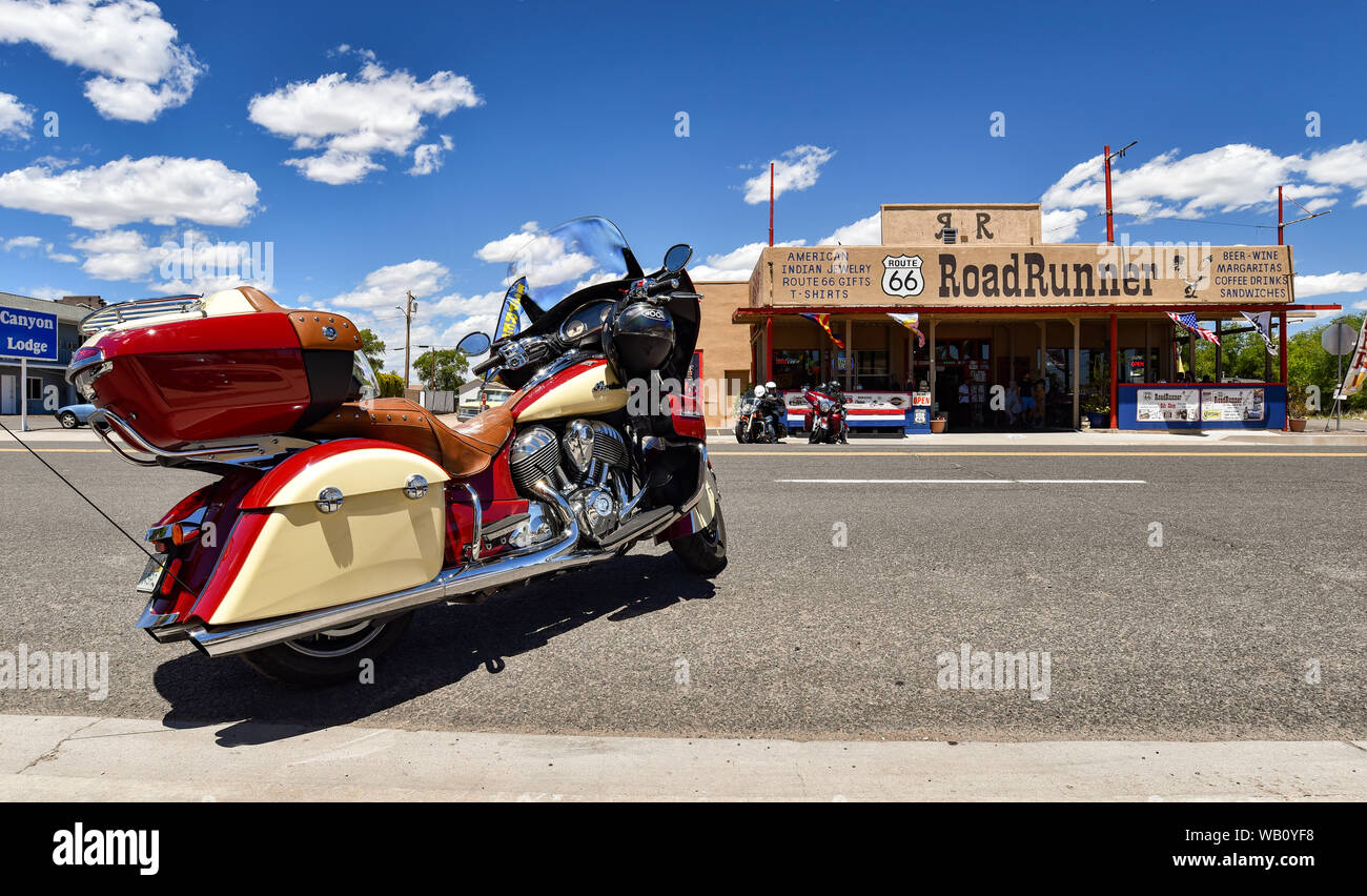 SELIGMAN (AZ), Stati Uniti d'America - 21 Maggio 2017: una fiammante motocicletta parcheggiata sulla famosa Route 66 nella parte anteriore del negozio RoadRunner in Seligman, Arizona. Foto Stock