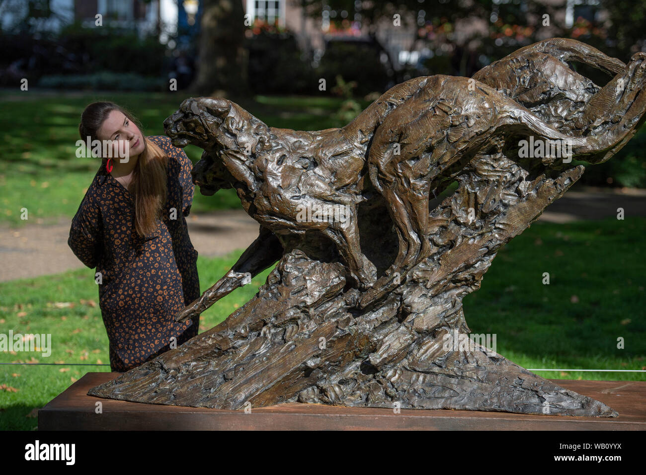 St James's Square, Londra, Regno Unito. Il 23 agosto 2019. Christie's svelare eccezionale animale e figurativo scultura in bronzo in evidenza dalla South African scultore Dylan Lewis. L'asta stessa, Dylan Lewis: Shapeshifting, comprenderà sessanta opere in totale e si svolgerà il 10 Sett. Un top lot della vendita è in esecuzione Cheetah coppia II (stima: £60,000-100,000), esaminati da Hannah Schweiger di Christie's. Credito: Malcolm Park/Alamy Live News. Foto Stock