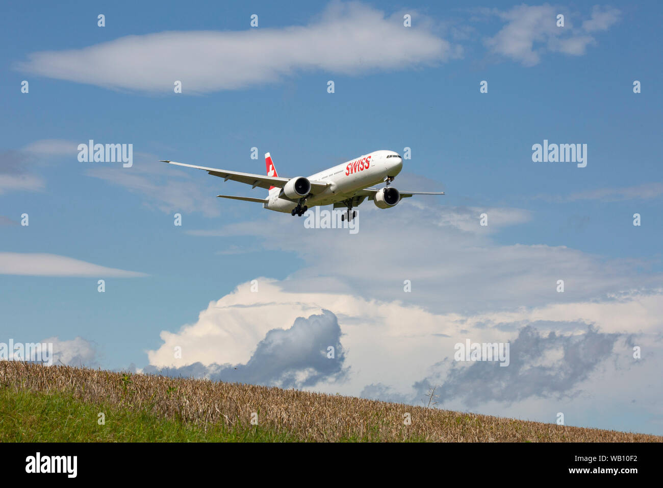 Boeing 777-3cervi, Reg: HB-JNE beim Anflug zum Flughafen Zurigo (ZRH). 15.08.2019 Foto Stock