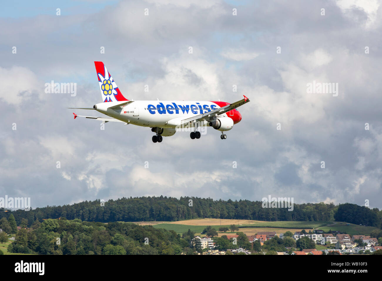 Airbus A320-214, Reg: HB-IHX beim Anflug zum Flughafen Zurigo (ZRH). 15.08.2019 Foto Stock