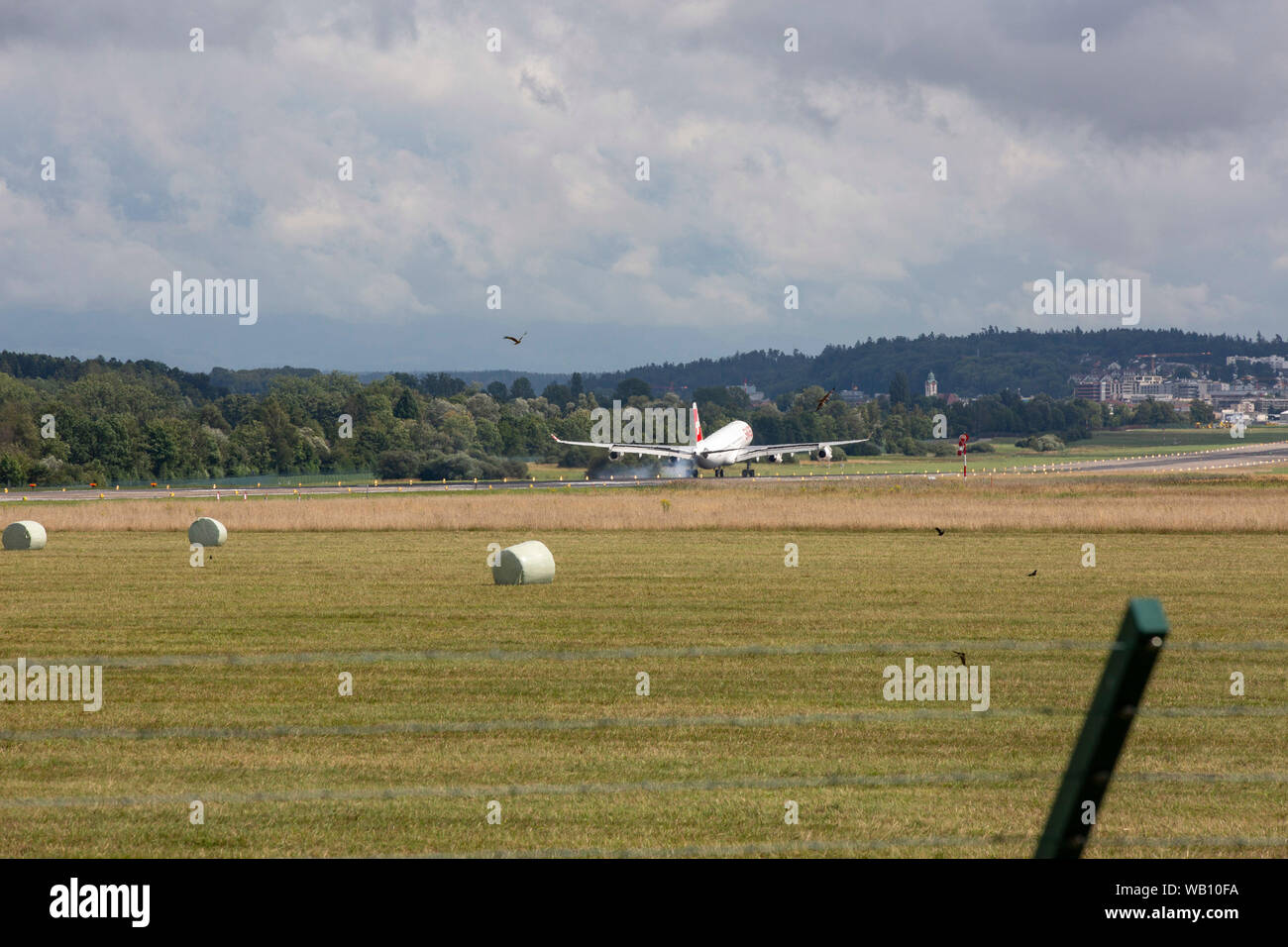 Airbus A340-313X, Reg: HB-JMA beim Anflug zum Flughafen Zurigo (ZRH). 15.08.2019 Foto Stock