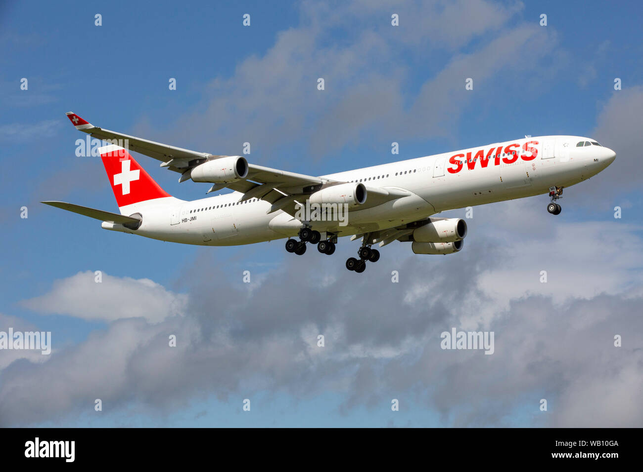 Airbus A340-313X, Reg: HB-JMI beim Anflug zum Flughafen Zurigo (ZRH). 15.08.2019 Foto Stock