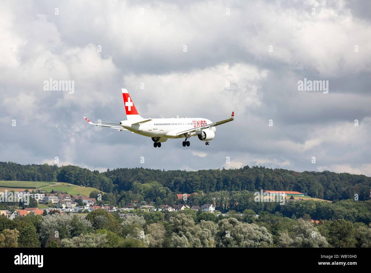 Bombardier CSeries CS300, Reg: HB-JCC beim Anflug zum Flughafen Zurigo (ZRH). 15.08.2019 Foto Stock
