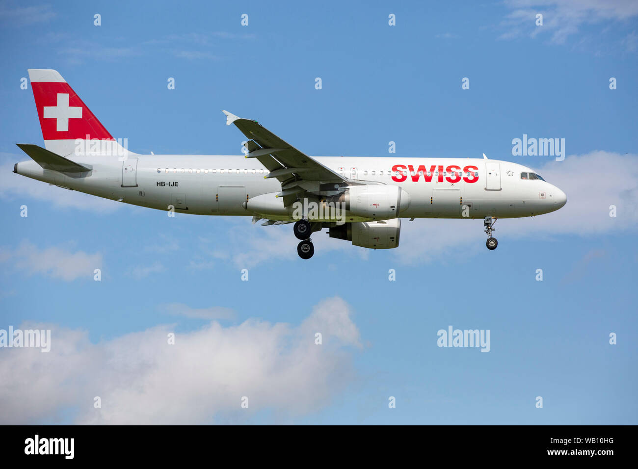 Airbus A320-214, Reg: HB-IJE beim Anflug zum Flughafen Zurigo (ZRH). 15.08.2019 Foto Stock