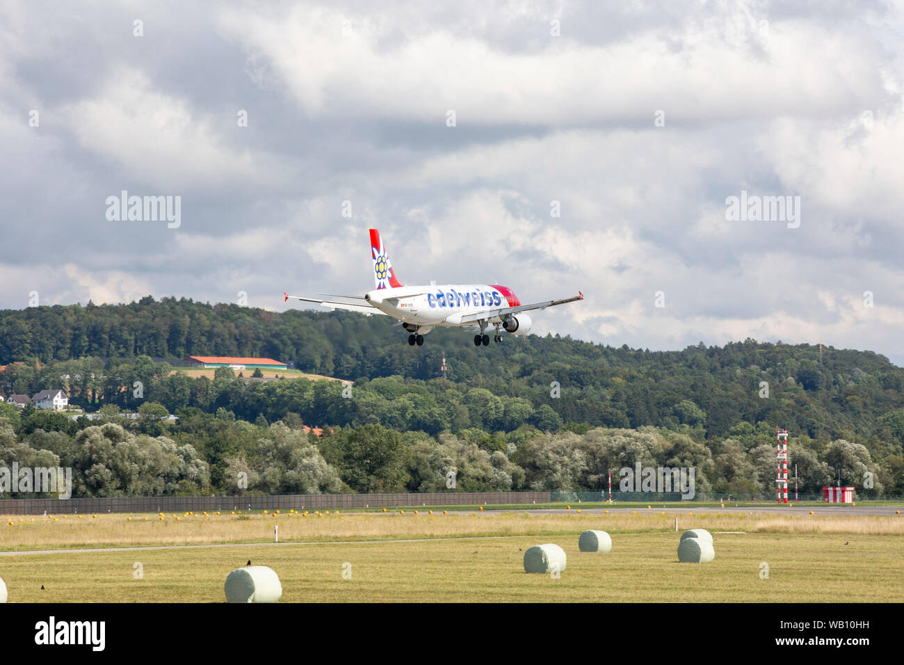 Airbus A320-214, Reg: HB-IHX beim Anflug zum Flughafen Zurigo (ZRH). 15.08.2019 Foto Stock