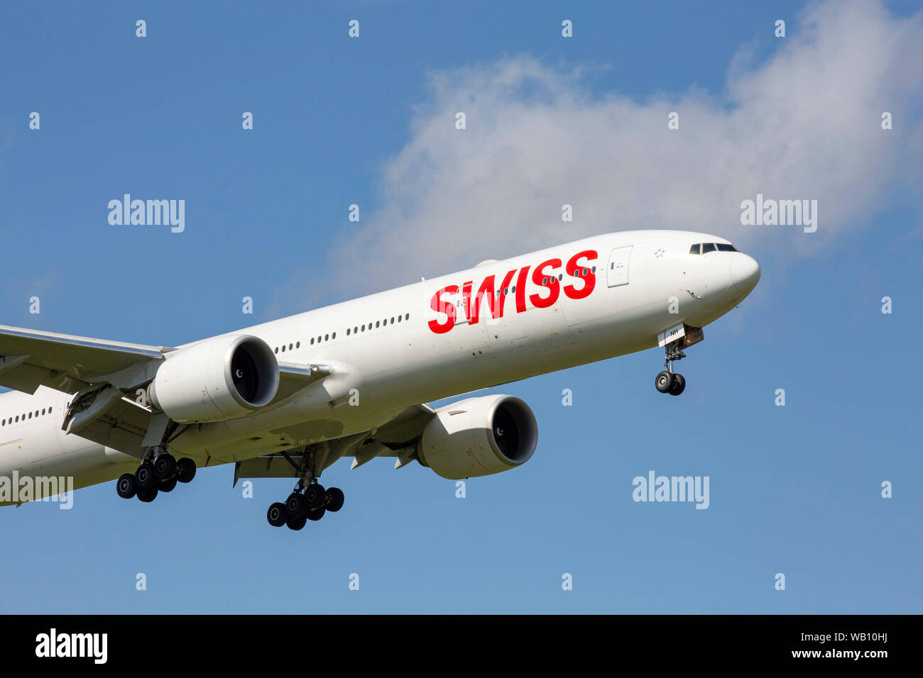 Boeing 777-3cervi, Reg: HB-JNH beim Anflug zum Flughafen Zurigo (ZRH). 15.08.2019 Foto Stock