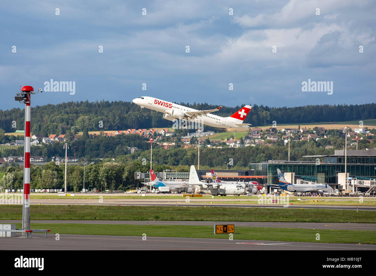 Bombardier CSeries CS300, Reg: HB-JCK beim Abflug vom Flughafen Zurigo (ZRH). 15.08.2019 Foto Stock