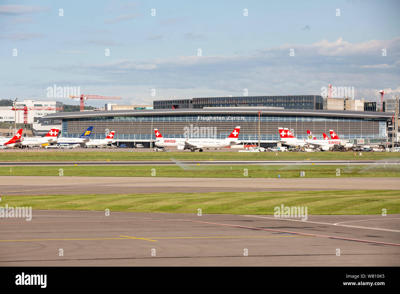 Vorfeld Flughafen Zurigo (ZRH). 15.08.2019 Foto Stock
