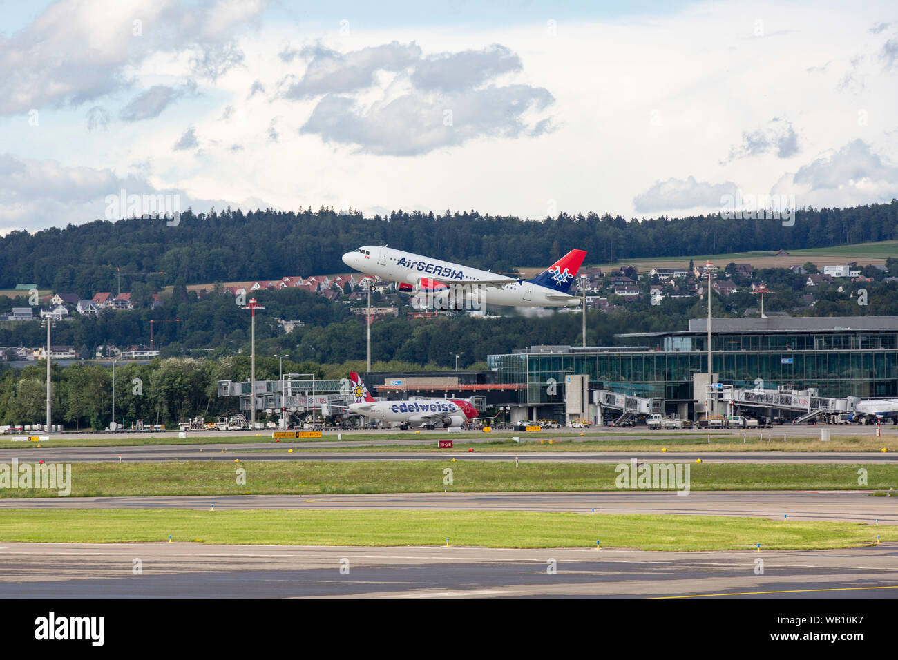 Aria Serbia, Typ: Airbus A319-132, Reg: YU-APK beim Abflug vom Flughafen Zurigo (ZRH). 15.08.2019 Foto Stock