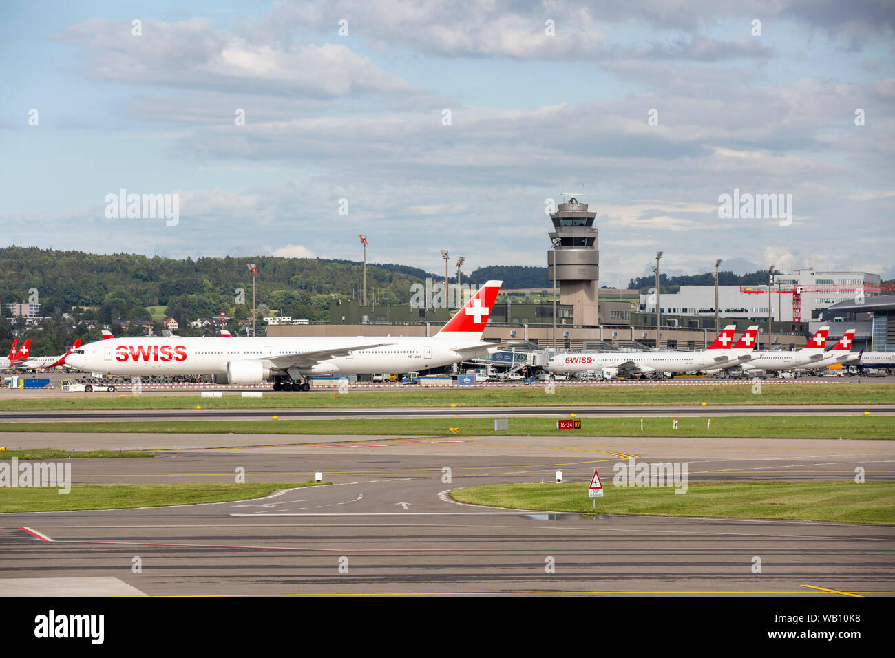 Vorfeld Flughafen Zurigo (ZRH). 15.08.2019 Foto Stock