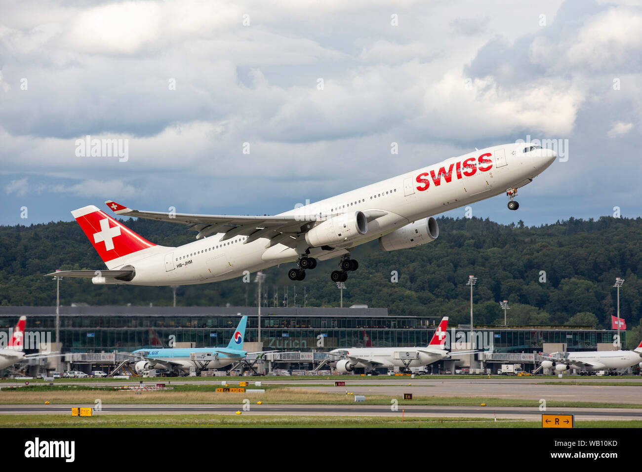 Airbus A330-343, Reg: HB-JHM beim Abflug vom Flughafen Zurigo (ZRH). 15.08.2019 Foto Stock