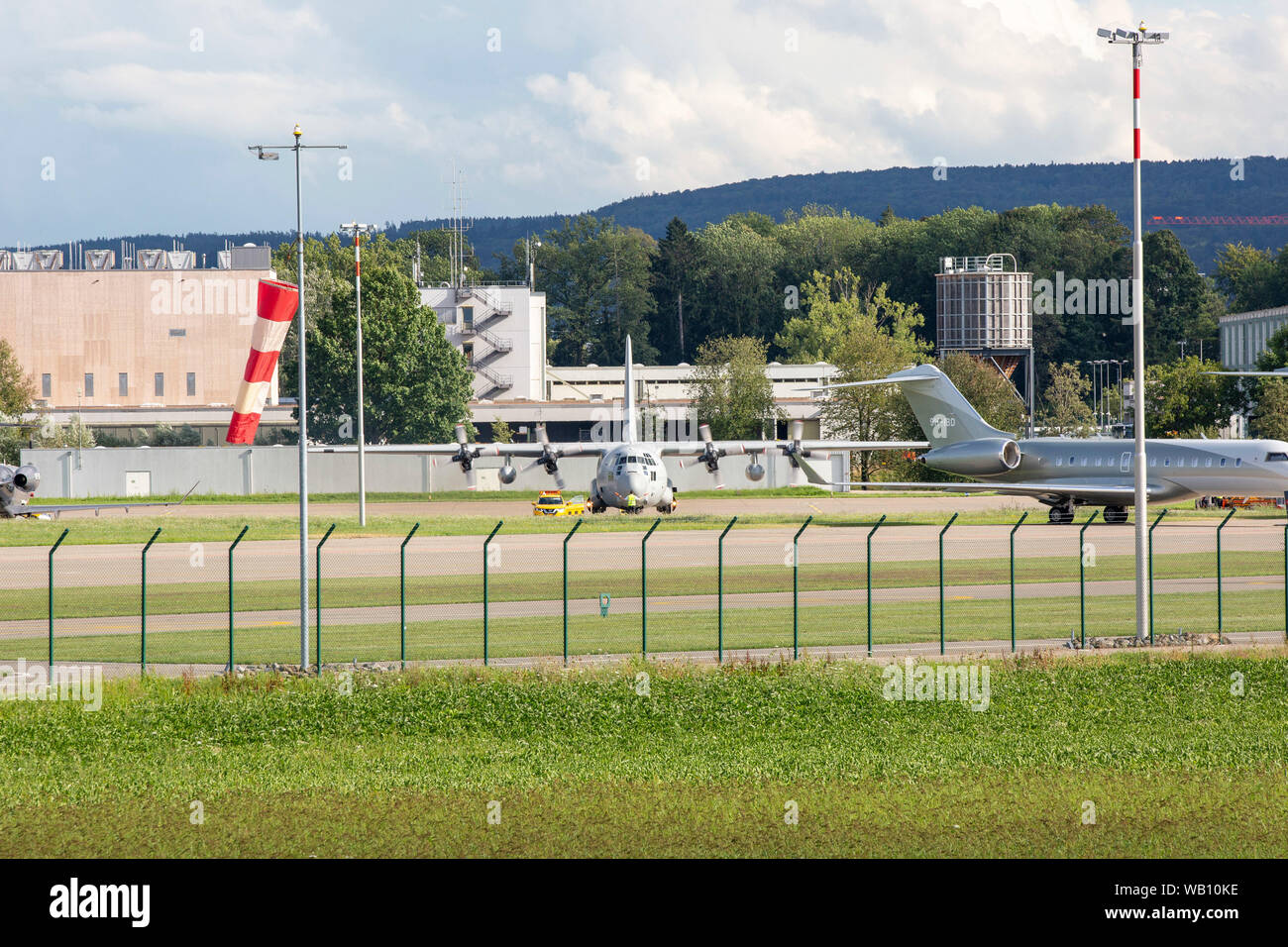 Swedish Air Force, Typ: Lockheed AC-130H Hercules, Reg: 848 am Flughafen Zurigo (ZRH). 15.08.2019 Foto Stock