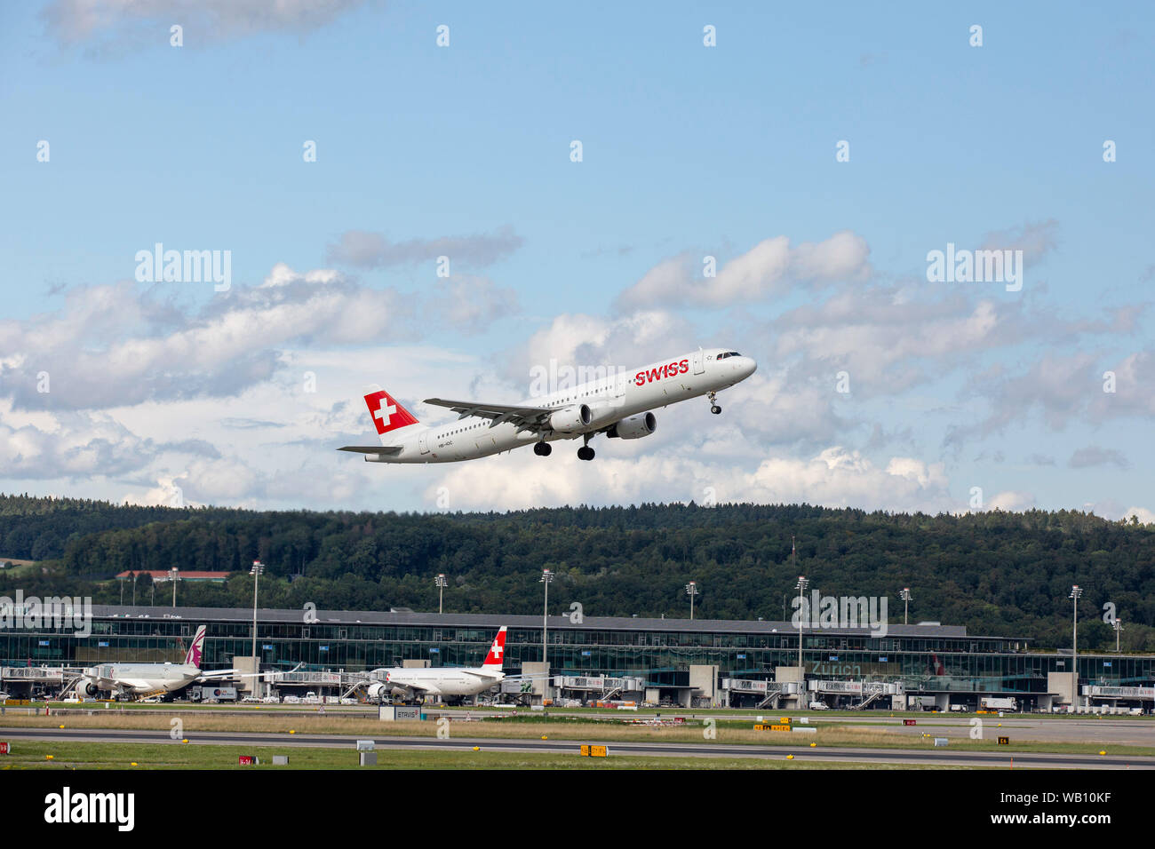 Airbus A321-111, Reg: HB-IOC beim Abflug vom Flughafen Zurigo (ZRH). 15.08.2019 Foto Stock