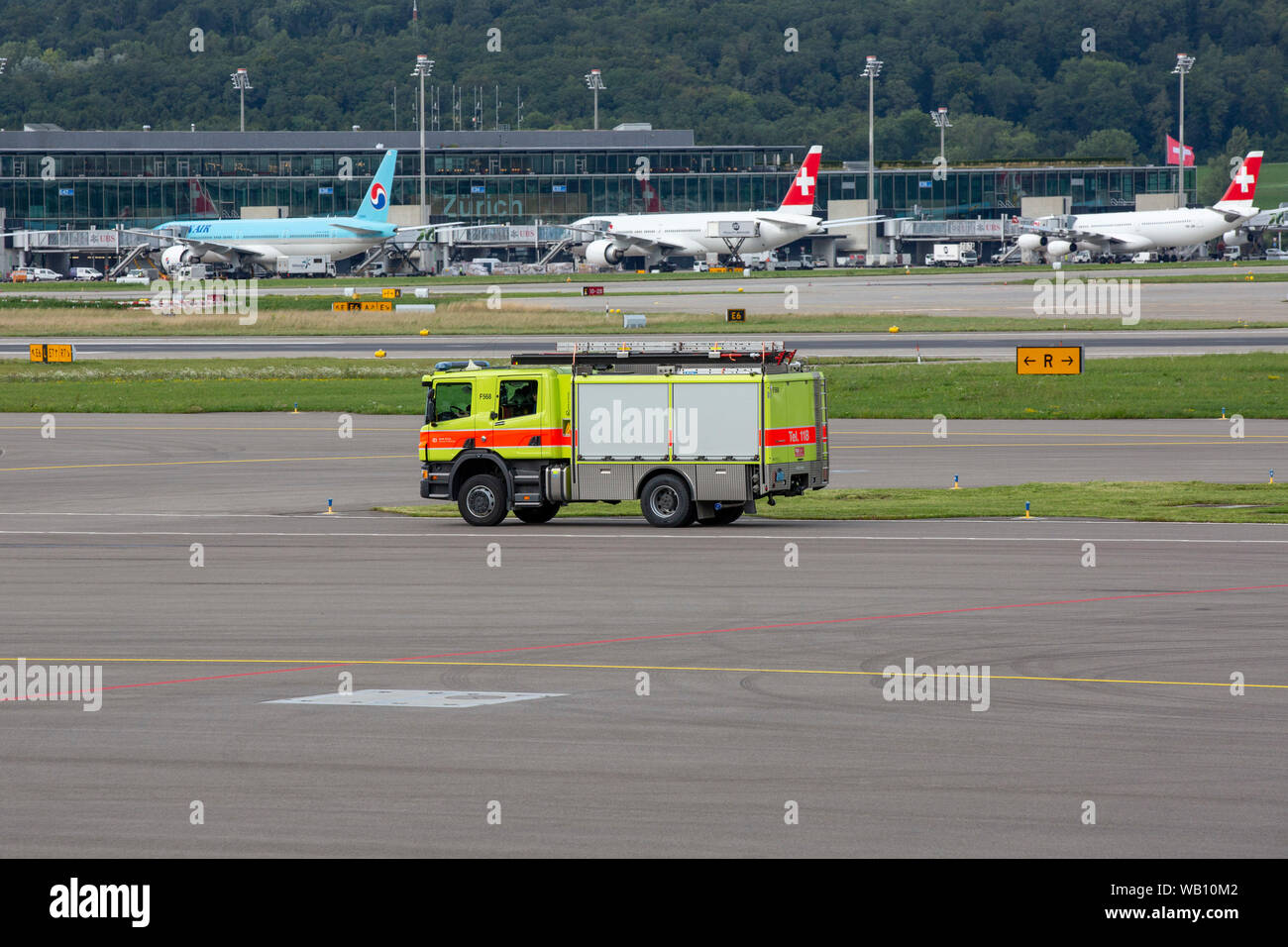Feuerwehrfahrzeug am Flughafen Zurigo (ZRH). 15.08.2019 Foto Stock
