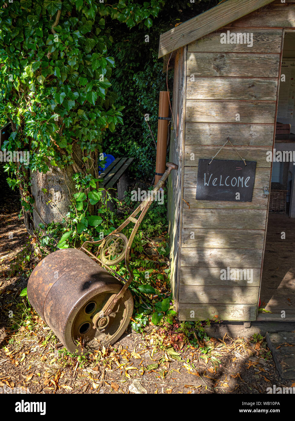 Capannone con segno di benvenuto e tradizionale giardino rullo, Nunnington Hall, North Yorkshire, Regno Unito. Foto Stock