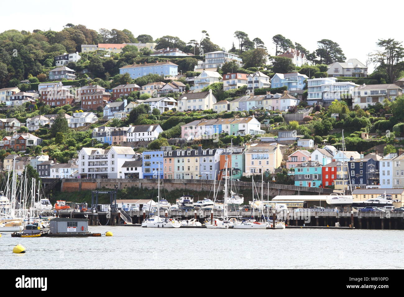LA CITTÀ DI DARTMOUTH SUL FIUME DART NELLA CONTEA DI DEVON , INGHILTERRA DEL SUD OVEST, REGNO UNITO. VIAGGI. VIAGGIARE NEL REGNO UNITO. TURISMO. TOUR IN INGHILTERRA. IN GIRO PER IL REGNO UNITO. CITTÀ STORICHE DELLA GRAN BRETAGNA. DARTMOUTH È SITUATO SUL FIUME DART E UN NOTEVOLE RESIDENTE È STATO THOMAS NEWCOMEN NATO NEL 1663 CHE INVENTÒ IL PRIMO MOTORE ATMOSFERICO CHE FU IL PRIMO MOTORE DI POMPAGGIO A VAPORE DI SUCCESSO. STAYCATION. Foto Stock
