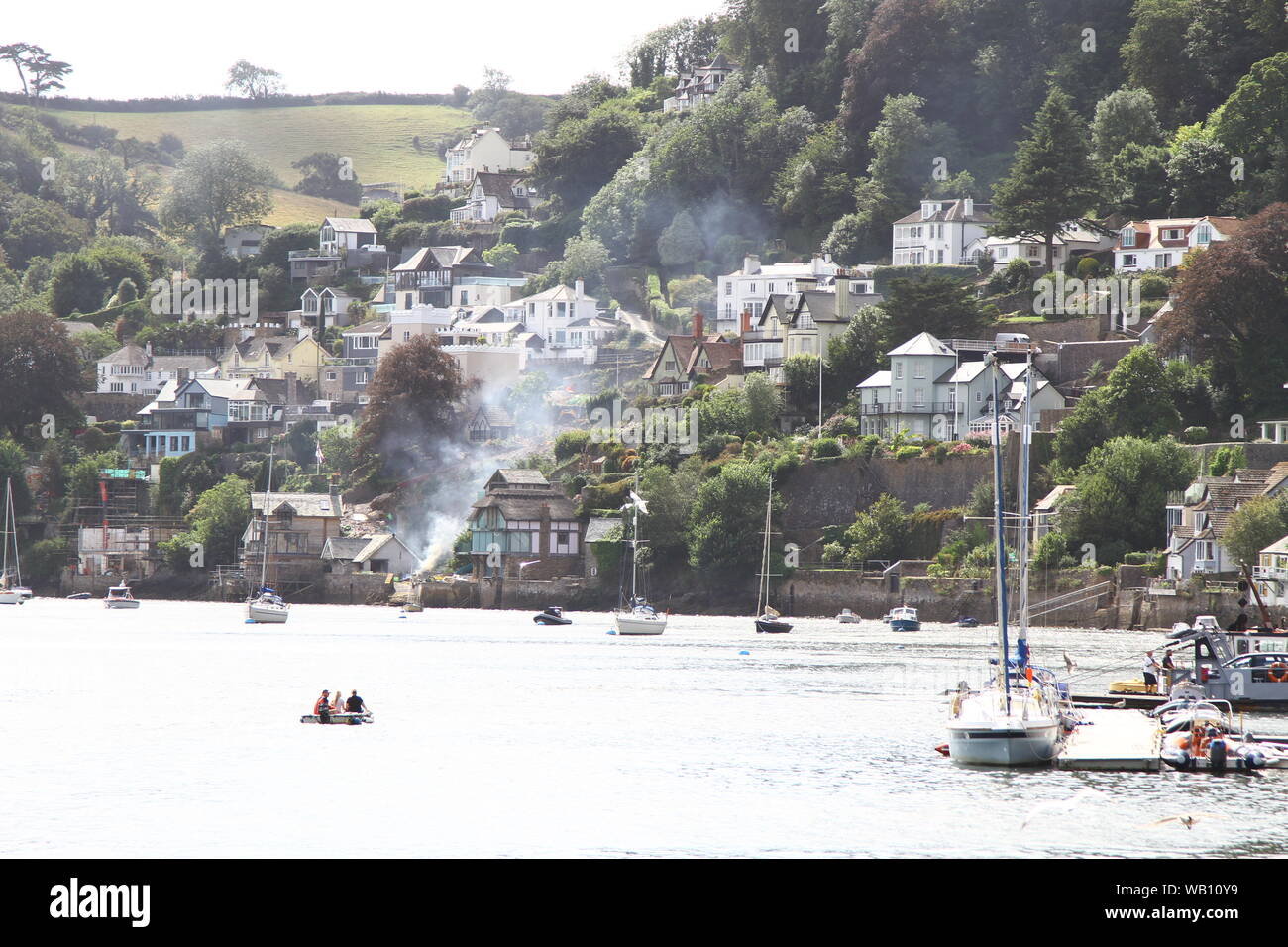 LA CITTÀ DI DARTMOUTH SUL FIUME DART NELLA CONTEA DI DEVON , INGHILTERRA DEL SUD OVEST, REGNO UNITO. VIAGGI. VIAGGIARE NEL REGNO UNITO. TURISMO. TOUR IN INGHILTERRA. IN GIRO PER IL REGNO UNITO. CITTÀ STORICHE DELLA GRAN BRETAGNA. DARTMOUTH È SITUATO SUL FIUME DART E UN NOTEVOLE RESIDENTE È STATO THOMAS NEWCOMEN NATO NEL 1663 CHE INVENTÒ IL PRIMO MOTORE ATMOSFERICO CHE FU IL PRIMO MOTORE DI POMPAGGIO A VAPORE DI SUCCESSO. STAYCATION. Foto Stock