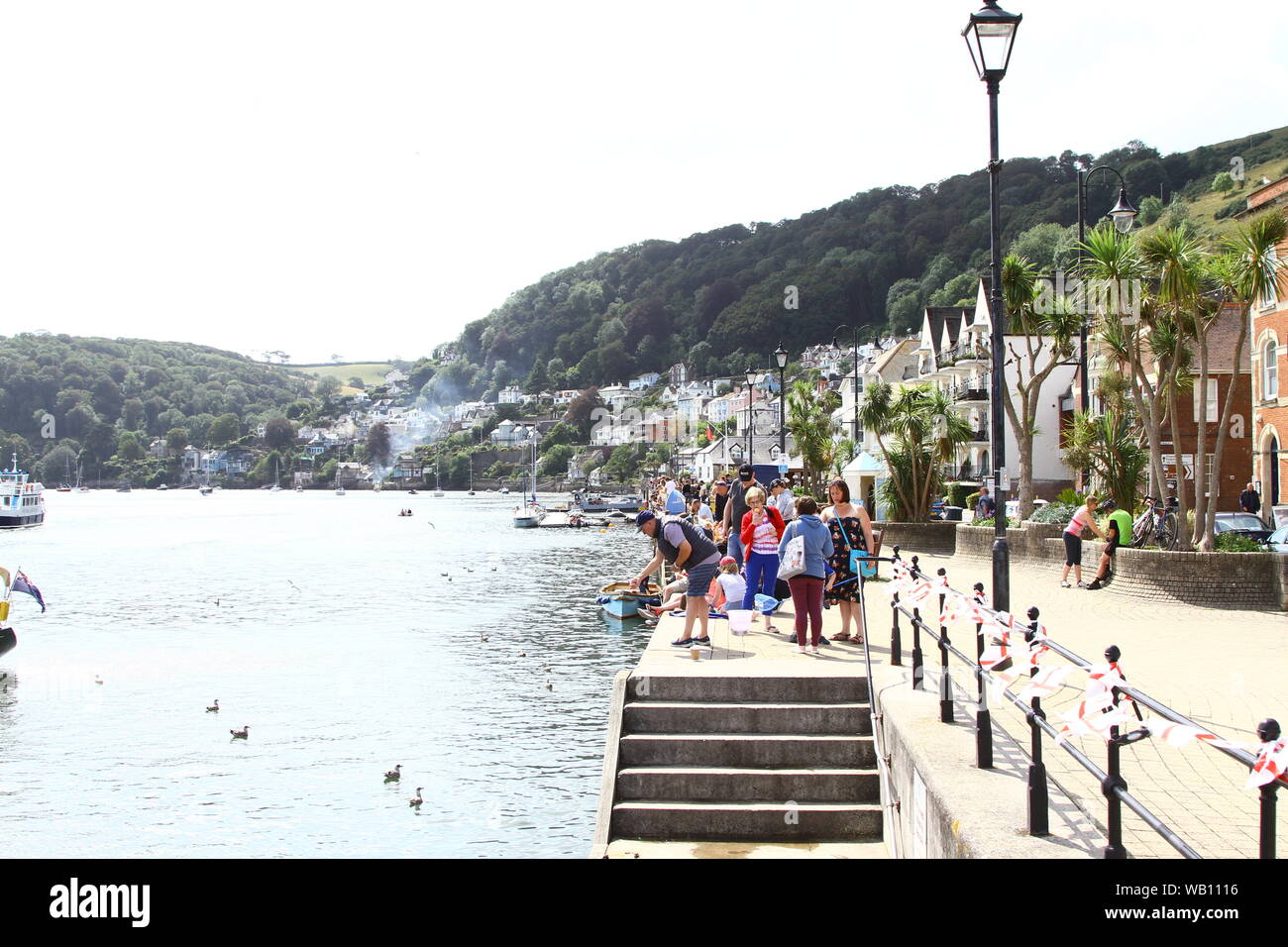 LA CITTÀ DI DARTMOUTH SUL FIUME DART NELLA CONTEA DI DEVON , INGHILTERRA DEL SUD OVEST, REGNO UNITO. VIAGGI. VIAGGIARE NEL REGNO UNITO. TURISMO. TOUR IN INGHILTERRA. IN GIRO PER IL REGNO UNITO. CITTÀ STORICHE DELLA GRAN BRETAGNA. DARTMOUTH È SITUATO SUL FIUME DART E UN NOTEVOLE RESIDENTE È STATO THOMAS NEWCOMEN NATO NEL 1663 CHE INVENTÒ IL PRIMO MOTORE ATMOSFERICO CHE FU IL PRIMO MOTORE DI POMPAGGIO A VAPORE DI SUCCESSO. STAYCATION. Foto Stock