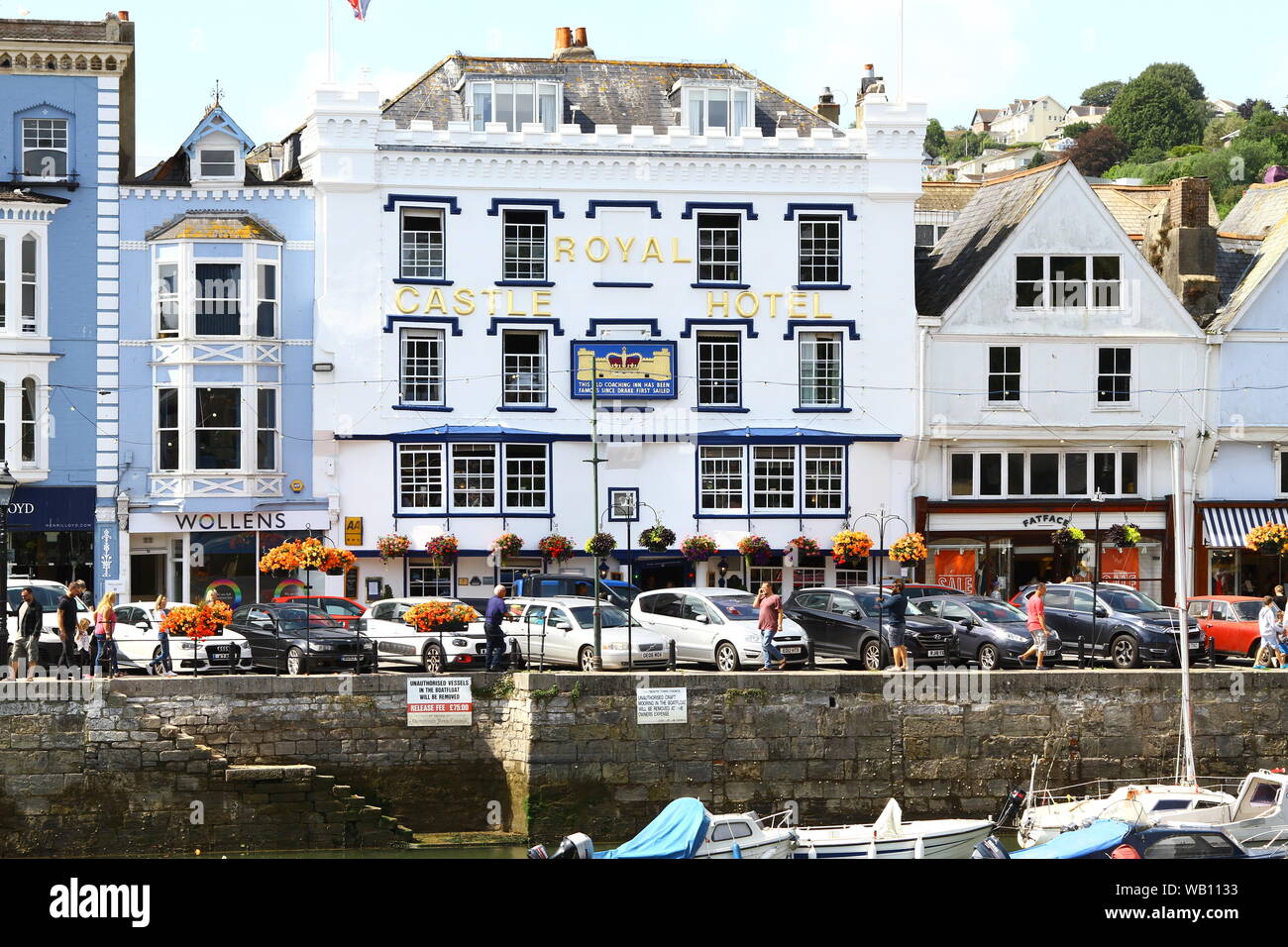 LA CITTÀ DI DARTMOUTH SUL FIUME DART NELLA CONTEA DI DEVON , INGHILTERRA DEL SUD OVEST, REGNO UNITO. VIAGGI. VIAGGIARE NEL REGNO UNITO. TURISMO. TOUR IN INGHILTERRA. IN GIRO PER IL REGNO UNITO. CITTÀ STORICHE DELLA GRAN BRETAGNA. DARTMOUTH È SITUATO SUL FIUME DART E UN NOTEVOLE RESIDENTE È STATO THOMAS NEWCOMEN NATO NEL 1663 CHE INVENTÒ IL PRIMO MOTORE ATMOSFERICO CHE FU IL PRIMO MOTORE DI POMPAGGIO A VAPORE DI SUCCESSO. STAYCATION. Foto Stock