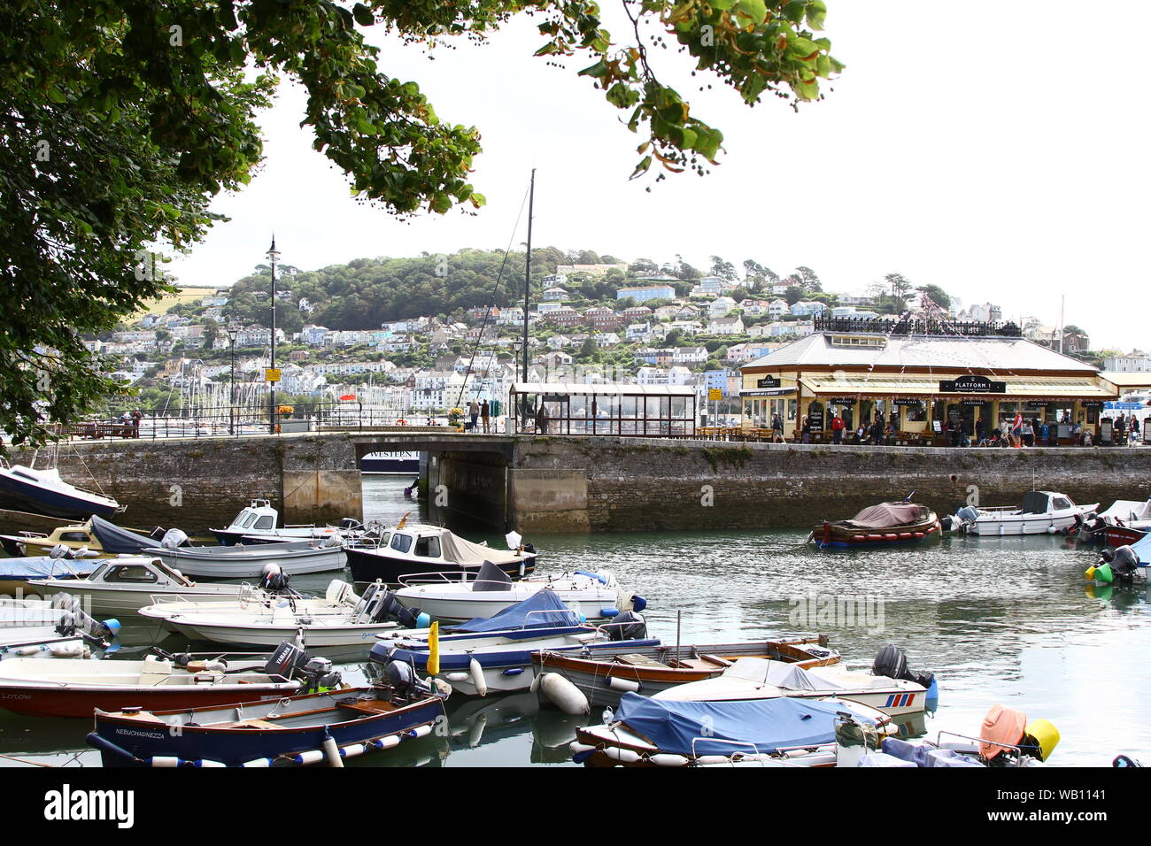 LA CITTÀ DI DARTMOUTH SUL FIUME DART NELLA CONTEA DI DEVON , INGHILTERRA DEL SUD OVEST, REGNO UNITO. VIAGGI. VIAGGIARE NEL REGNO UNITO. TURISMO. TOUR IN INGHILTERRA. IN GIRO PER IL REGNO UNITO. CITTÀ STORICHE DELLA GRAN BRETAGNA. DARTMOUTH È SITUATO SUL FIUME DART E UN NOTEVOLE RESIDENTE È STATO THOMAS NEWCOMEN NATO NEL 1663 CHE INVENTÒ IL PRIMO MOTORE ATMOSFERICO CHE FU IL PRIMO MOTORE DI POMPAGGIO A VAPORE DI SUCCESSO. STAYCATION. Foto Stock
