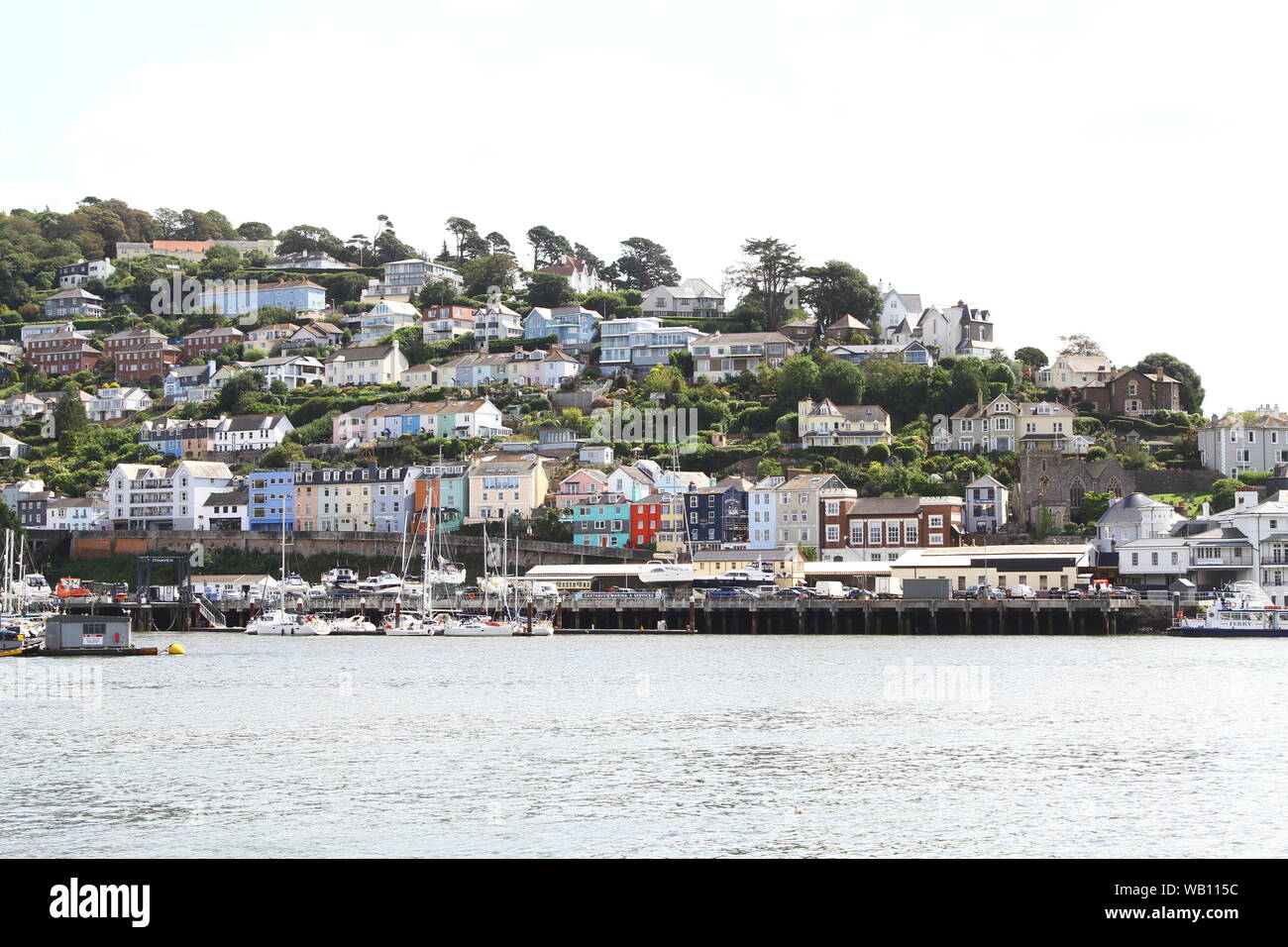 LA CITTÀ DI DARTMOUTH SUL FIUME DART NELLA CONTEA DI DEVON , INGHILTERRA DEL SUD OVEST, REGNO UNITO. VIAGGI. VIAGGIARE NEL REGNO UNITO. TURISMO. TOUR IN INGHILTERRA. IN GIRO PER IL REGNO UNITO. CITTÀ STORICHE DELLA GRAN BRETAGNA. DARTMOUTH È SITUATO SUL FIUME DART E UN NOTEVOLE RESIDENTE È STATO THOMAS NEWCOMEN NATO NEL 1663 CHE INVENTÒ IL PRIMO MOTORE ATMOSFERICO CHE FU IL PRIMO MOTORE DI POMPAGGIO A VAPORE DI SUCCESSO. STAYCATION. Foto Stock
