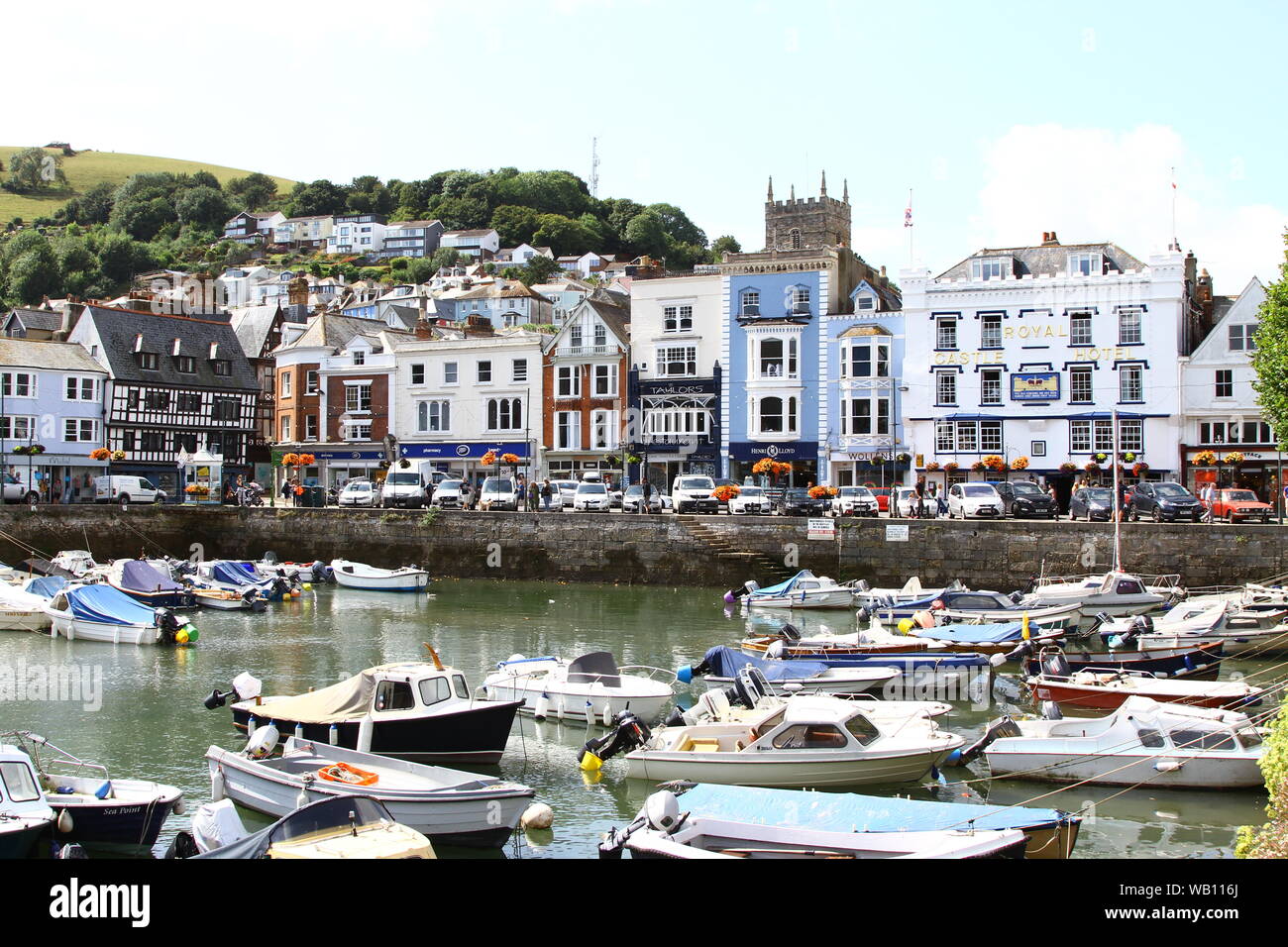 LA CITTÀ DI DARTMOUTH SUL FIUME DART NELLA CONTEA DI DEVON , INGHILTERRA DEL SUD OVEST, REGNO UNITO. VIAGGI. VIAGGIARE NEL REGNO UNITO. TURISMO. TOUR IN INGHILTERRA. IN GIRO PER IL REGNO UNITO. CITTÀ STORICHE DELLA GRAN BRETAGNA. DARTMOUTH È SITUATO SUL FIUME DART E UN NOTEVOLE RESIDENTE È STATO THOMAS NEWCOMEN NATO NEL 1663 CHE INVENTÒ IL PRIMO MOTORE ATMOSFERICO CHE FU IL PRIMO MOTORE DI POMPAGGIO A VAPORE DI SUCCESSO. STAYCATION. Foto Stock