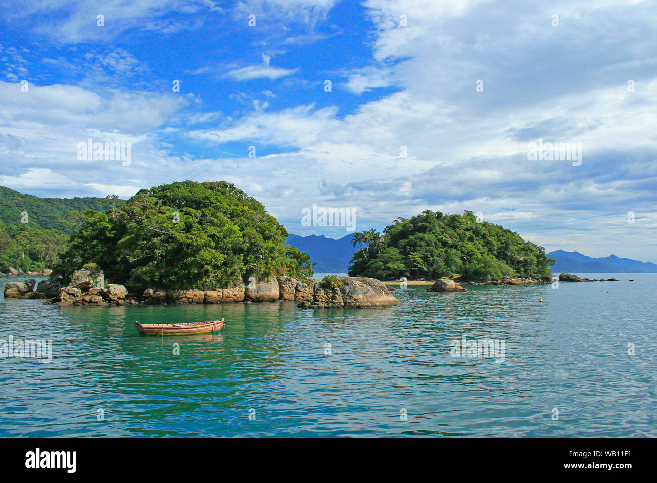 Riserva naturale delle isole tropicali a Ilha Grande, con foreste e calme acque dell'oceano Foto Stock
