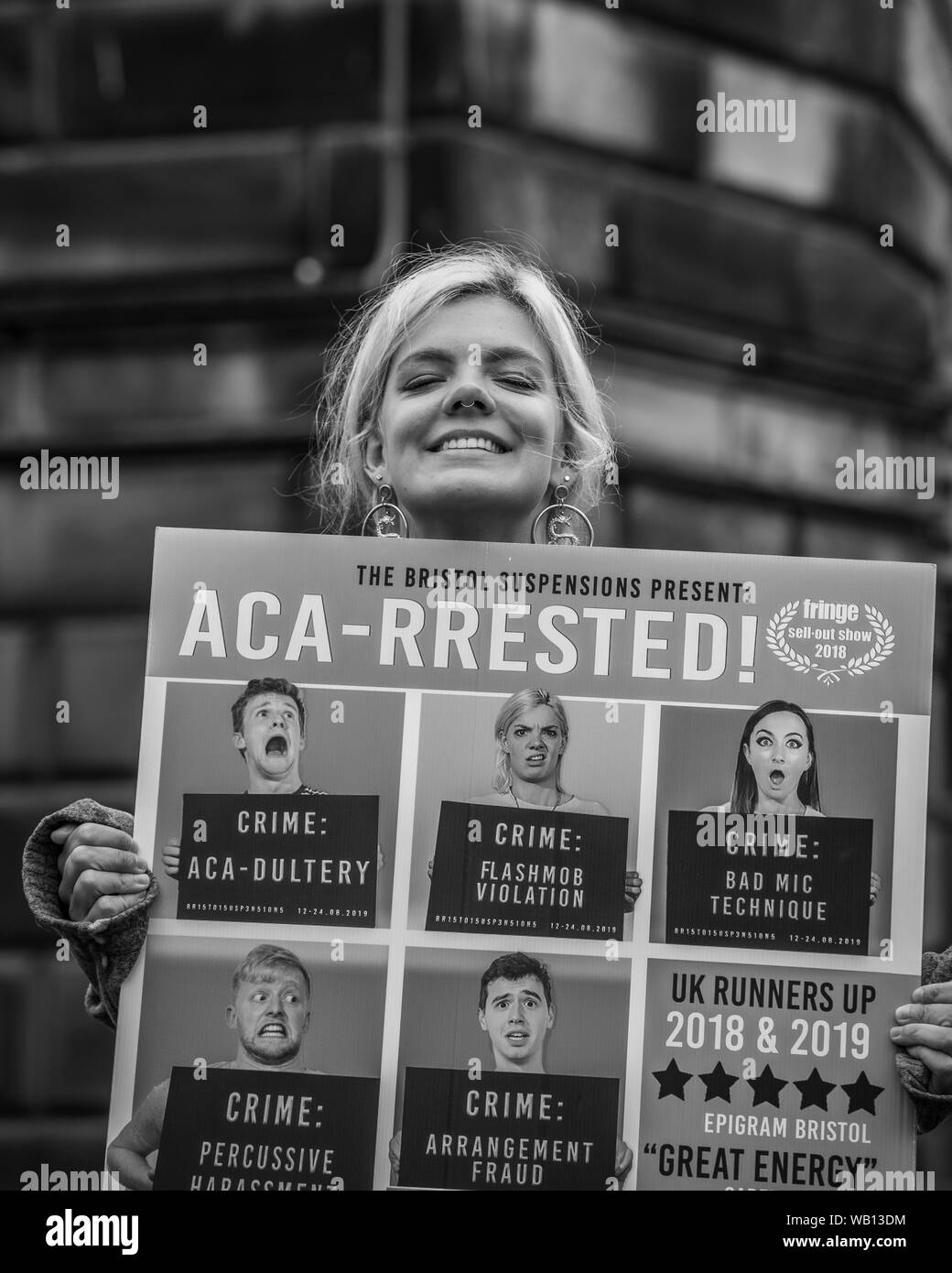 Edimburgo, Scozia, Regno Unito. 21 Agosto, 2019. Gli artisti di strada e attori di intrattenere il pubblico e pubblicizzare la loro mostra in Edinburgh Royal Mile du Foto Stock Edimburgo, Scozia, Regno Unito. 21 Agosto, 2019. Gli artisti di strada e attori di intrattenere il pubblico e pubblicizzare la loro mostra in Edinburgh Royal Mile du Foto Stock