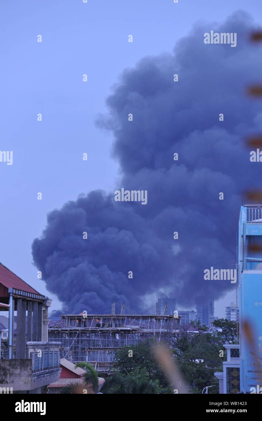 Un pennacchio di fumo flutti da un materasso factory fire, Steung Meanchey, Phnom Penh Cambogia. Credito: Kraig Lieb Foto Stock