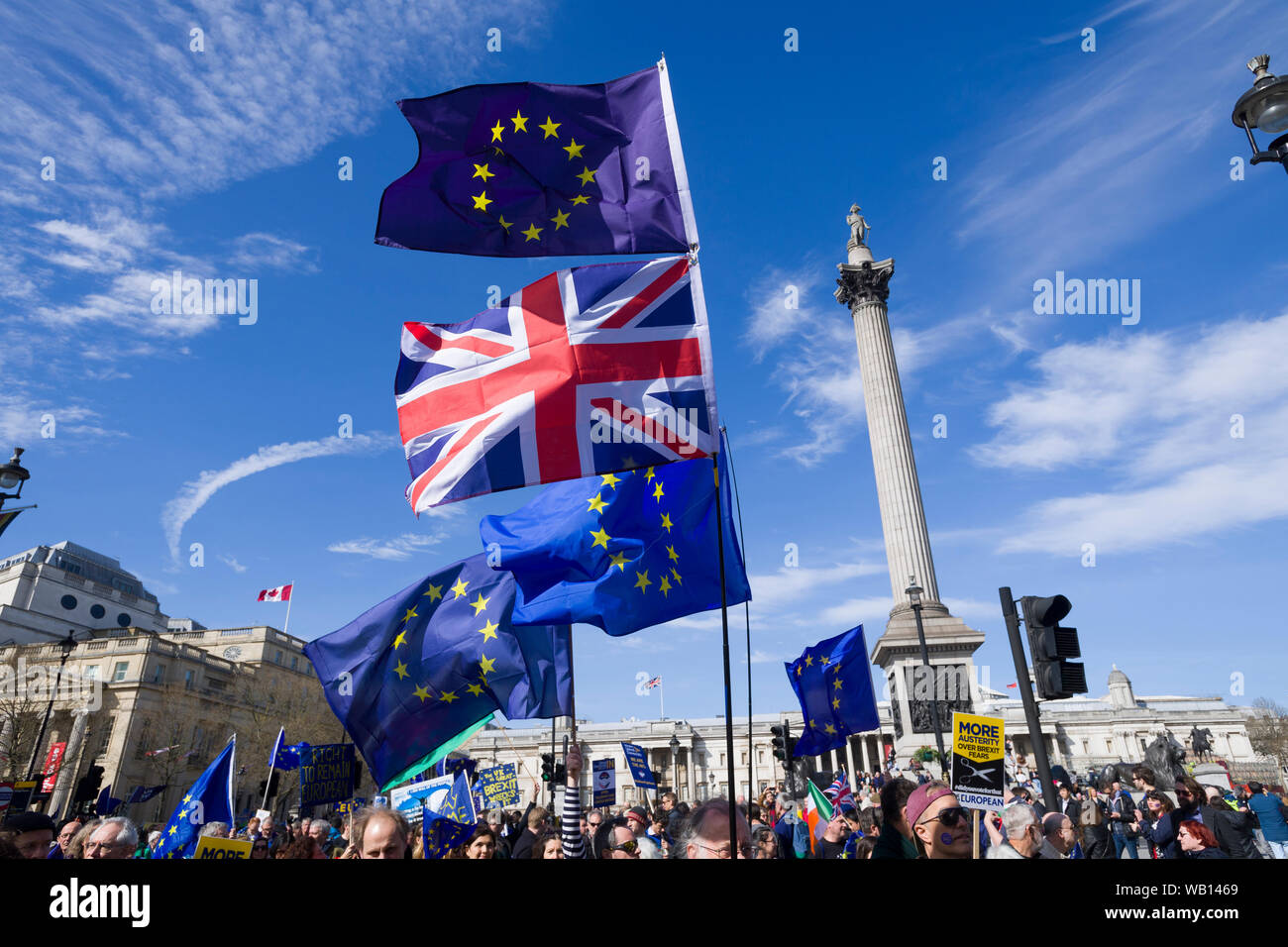 Unite per l'Europa, Pro Unione europea marzo passando di Nelson's Colonna, Trafalgar Square, Londra, Gran Bretagna. Unite per l'Europa, è un'organizzazione che whic Foto Stock