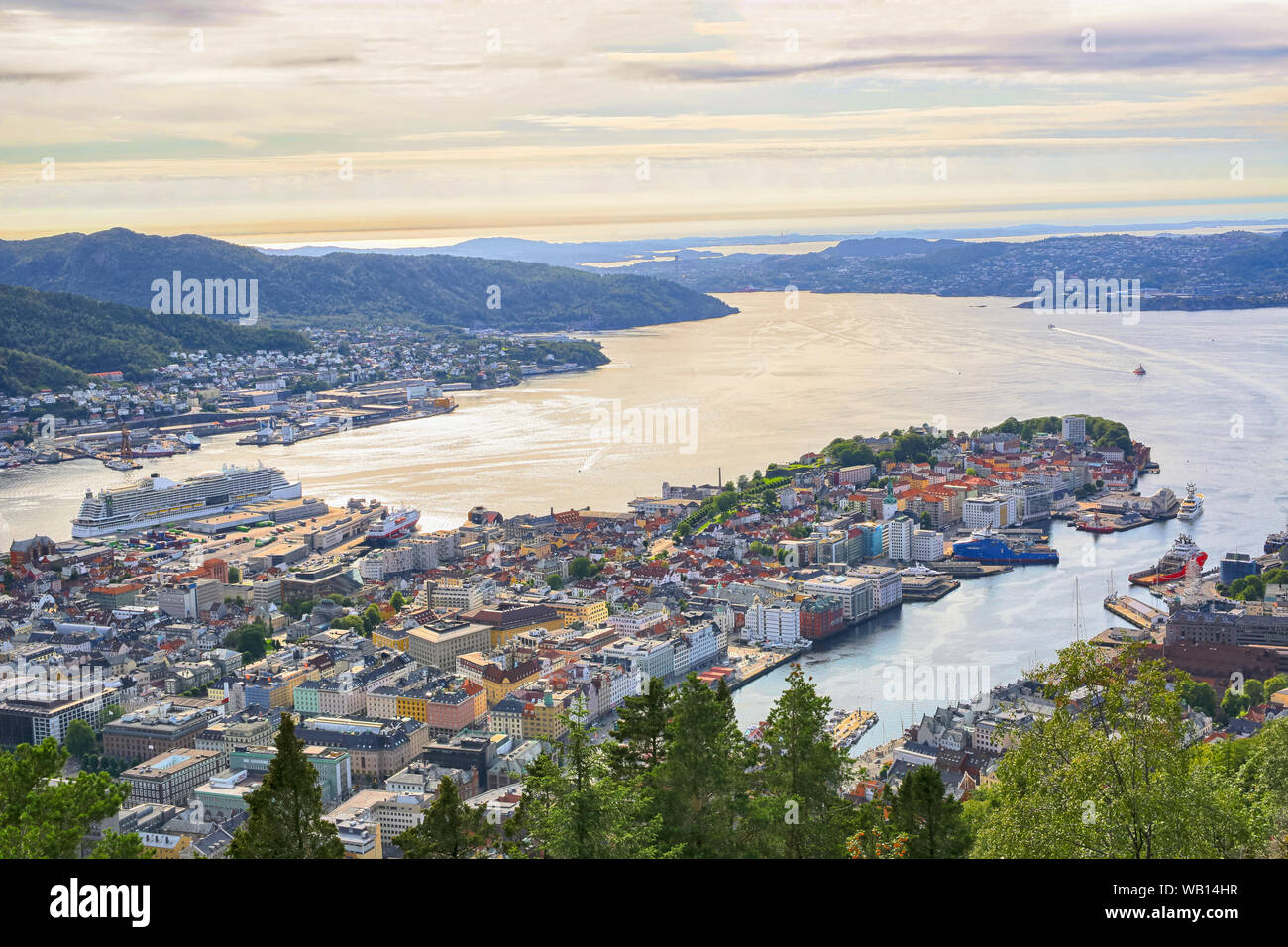 Summser tramonto nella città norvegese di Bergen Foto Stock