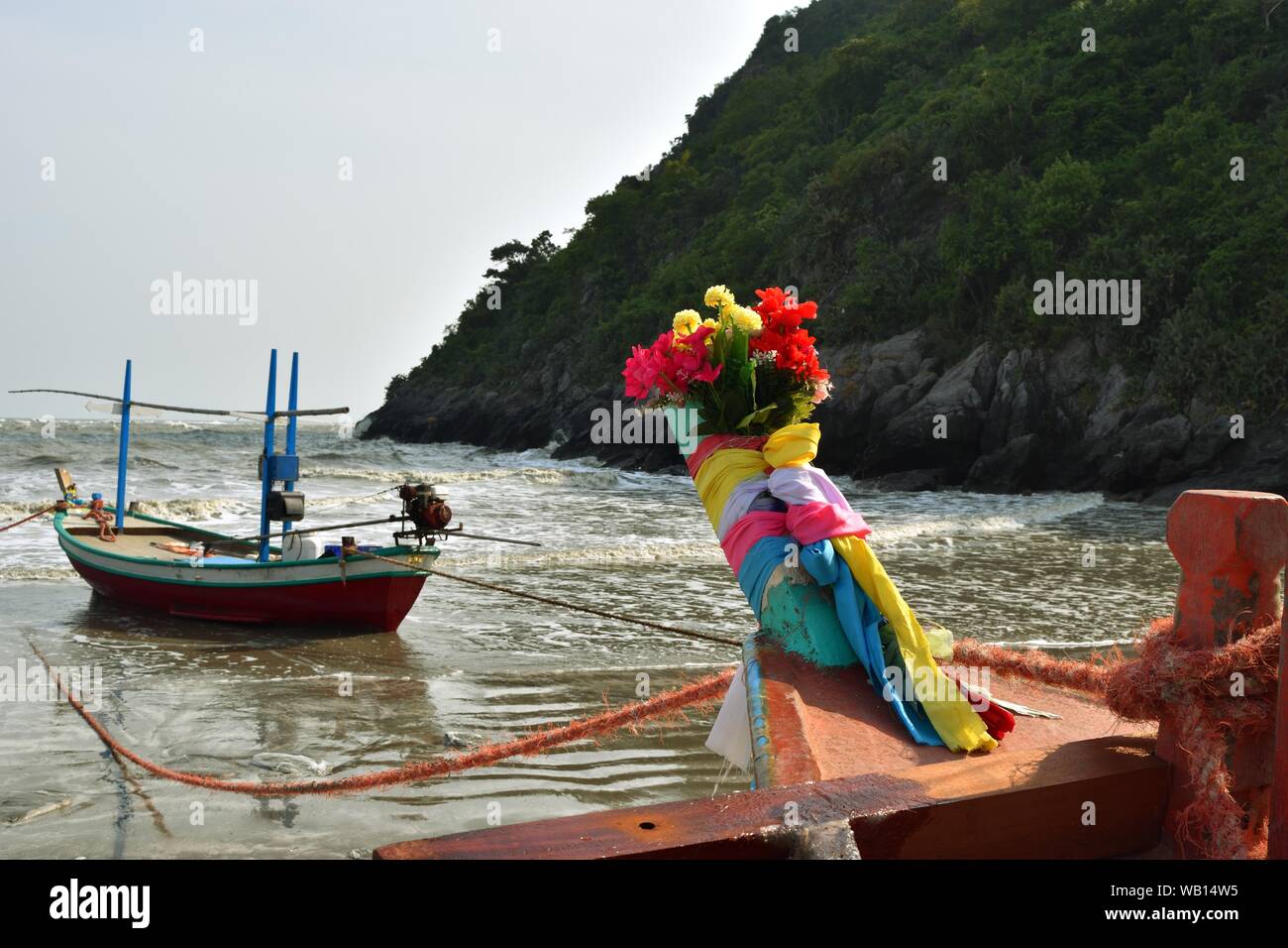 Fiore di culto per la dea della barca da pesca sulla spiaggia , i riti della religione e la fede tribali in Thailandia Foto Stock