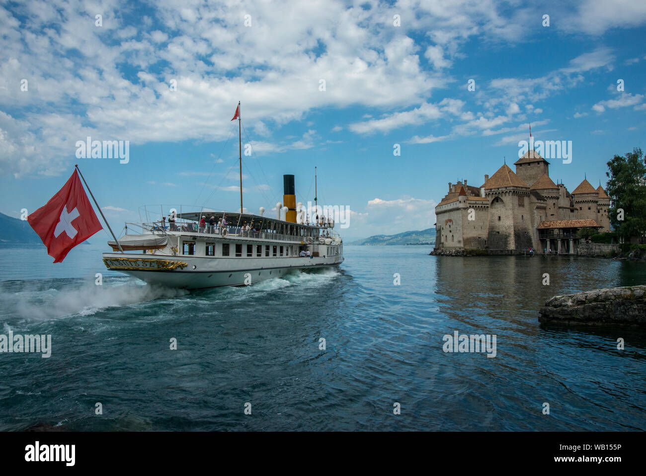 Steamboat e Castello di Chillon sul lago di Ginevra Foto Stock