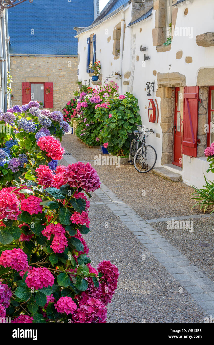 Piriac-sur-Mer villaggio fiorito sul mare in Bretagna, Loire-Atlantique, Francia Foto Stock