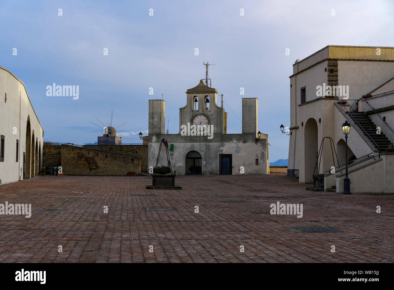 Napoli, Italia fortezza medievale Castel Sant Elmo cortile. Vista serale del layout di quarti con orologio interno Torre Sant'Elmo. Foto Stock